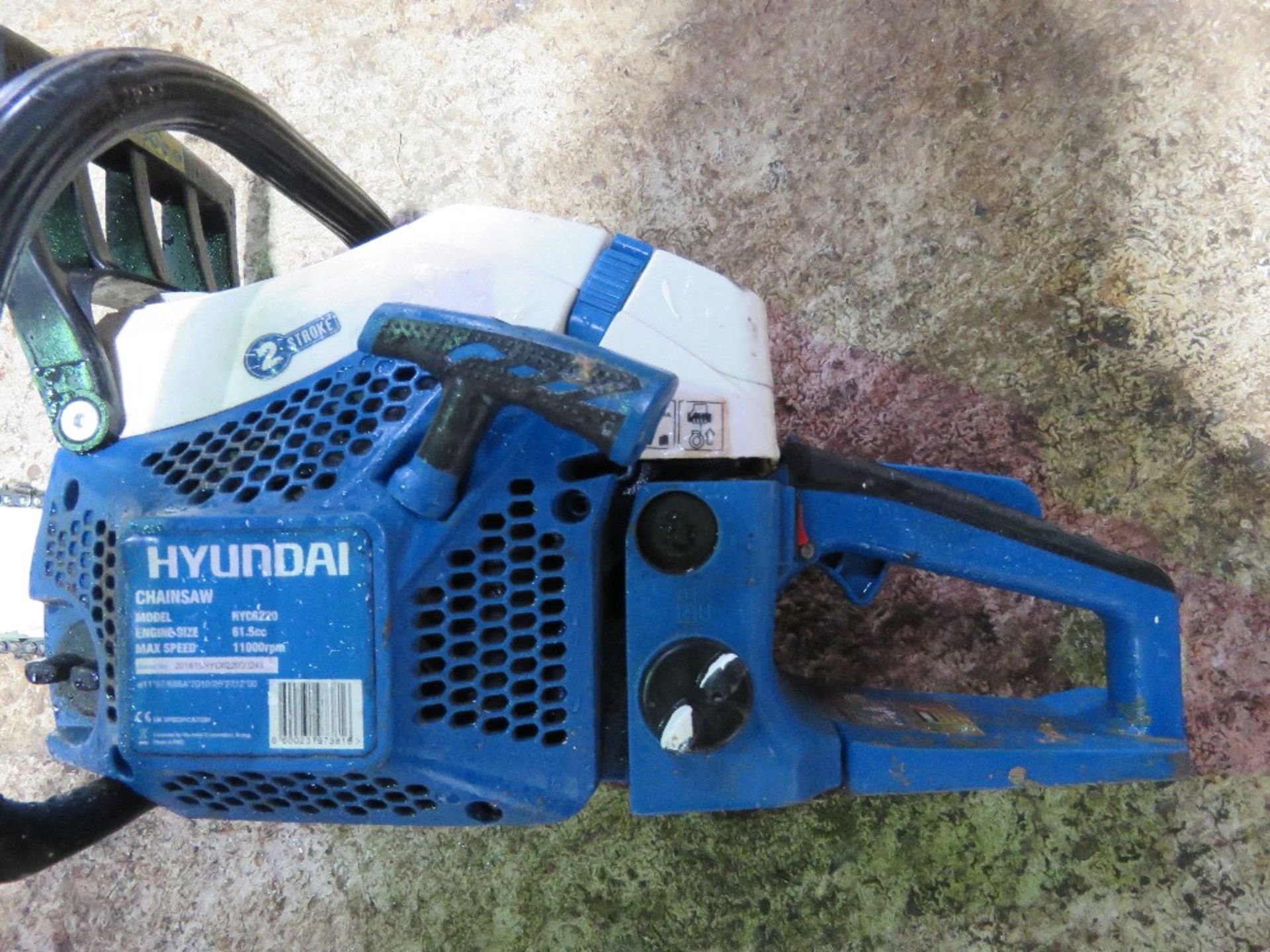 HYUNDAI PETROL ENGINED CHAINSAW. THIS LOT IS SOLD UNDER THE AUCTIONEERS MARGIN SCHEME, THEREFORE - Image 4 of 4