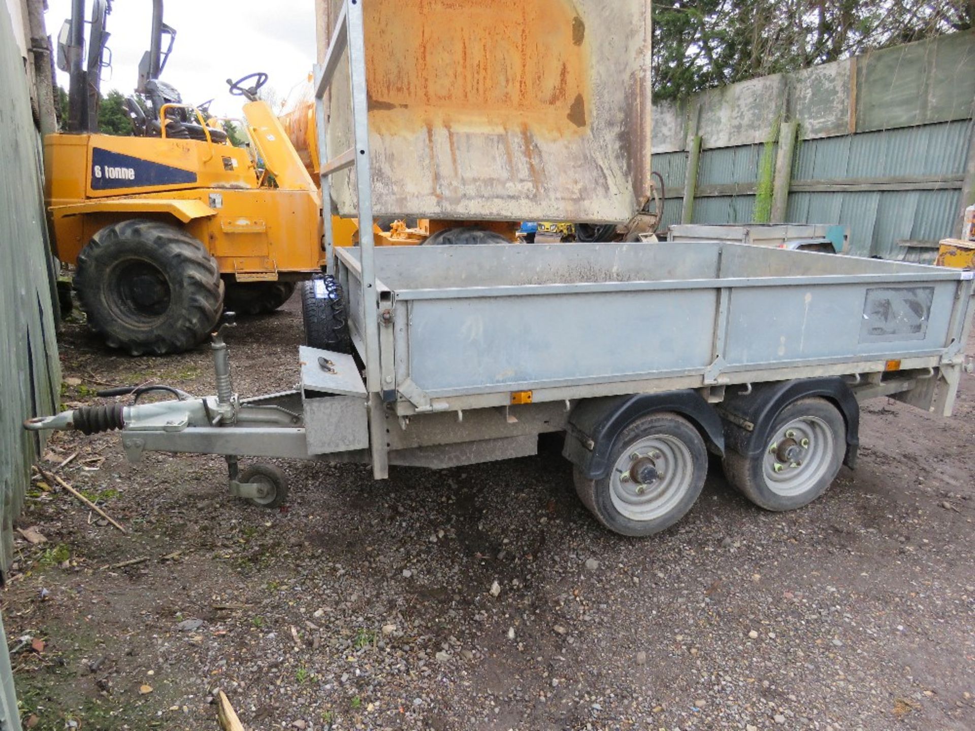 MEREDITH AND EYRE (IFOR WILLIAMS STYLE) TWIN AXLED PLANT TRAILER. RING HITCH. 3500KG RATED. SN:SDSB2