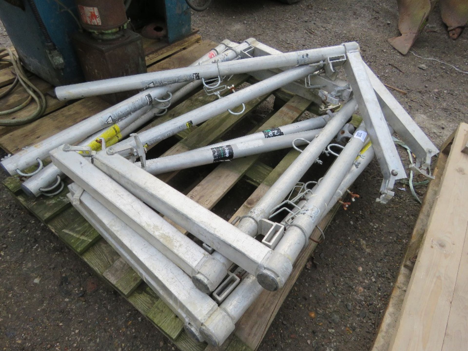 9 X RIGHT ANGLE SAFETY ROOF FENCE UNITS PLUS 2 X POLES. SOURCED FROM COMPANY LIQUIDATION. THIS LOT - Image 3 of 3