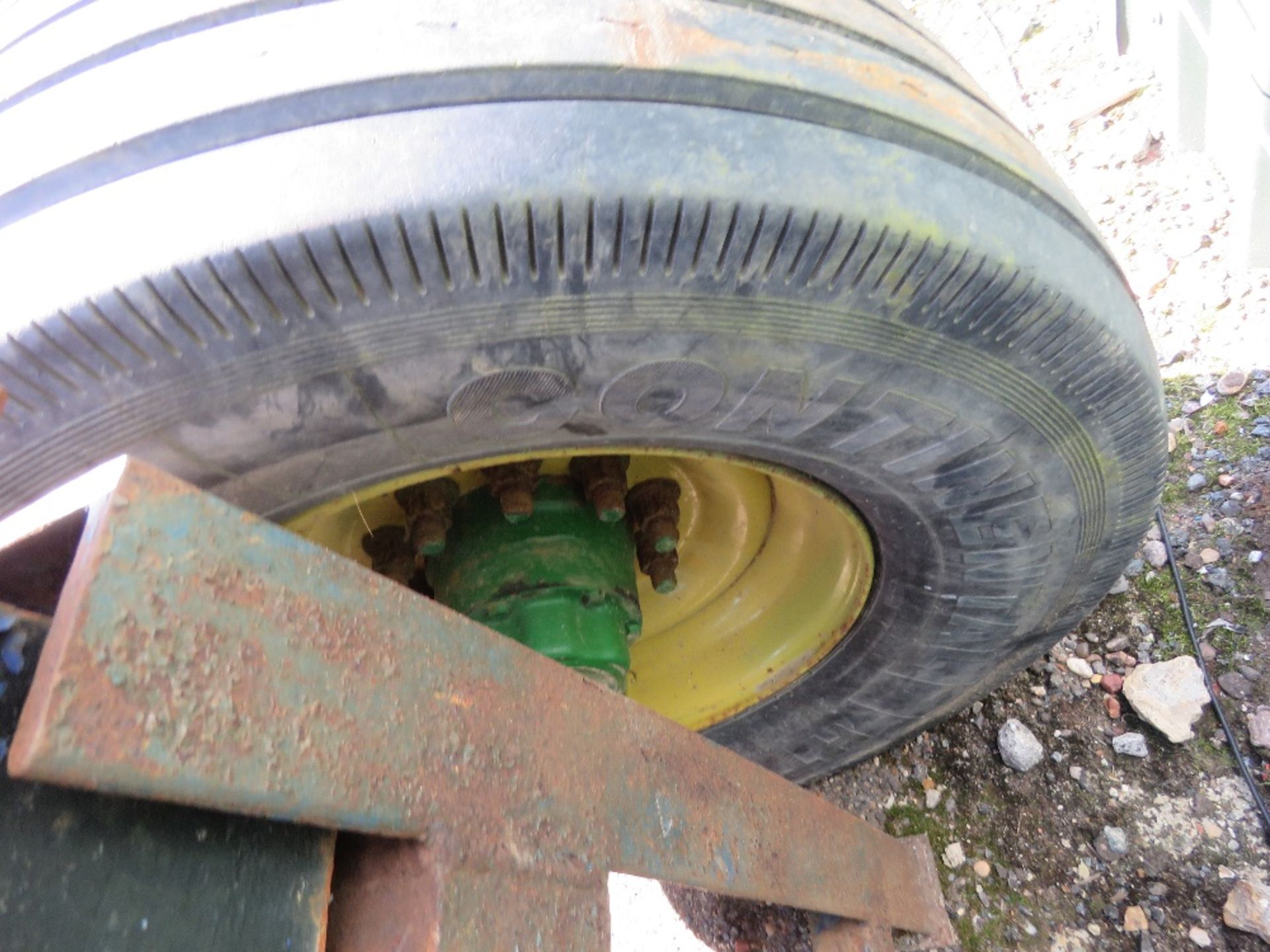 HEAVY DUTY TRAILER AXLE ON SUPER SINGLE WHEELS WITH HYDRAULIC BRAKING SYSTEM. THIS LOT IS SOLD UN - Image 6 of 8