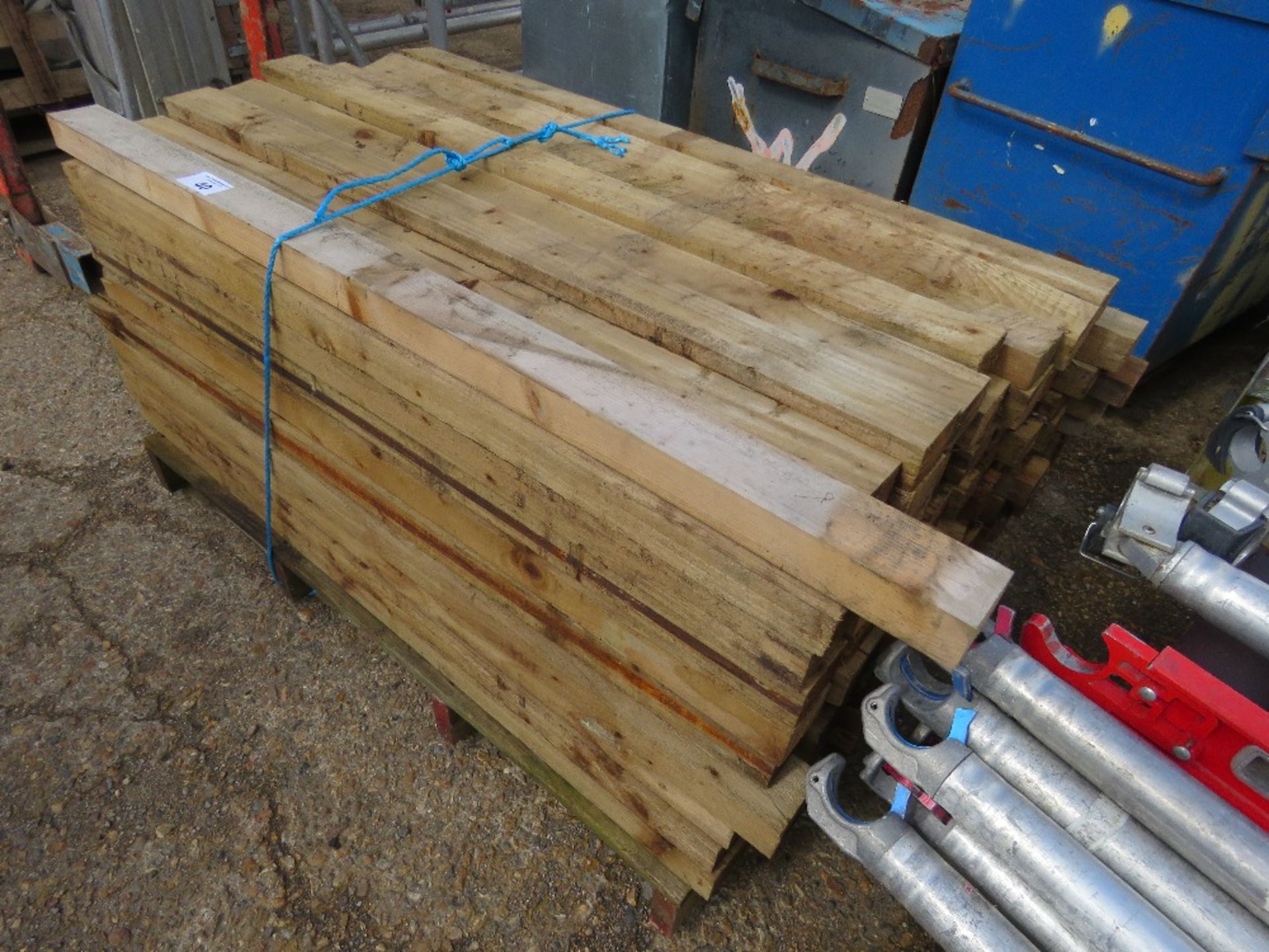 PALLET CONTAINING WOODEN POSTS: 70MM X45MM @ 1.18M LENGTH APPROX, 110NO IN TOTAL APPROX. THIS LOT - Image 4 of 4