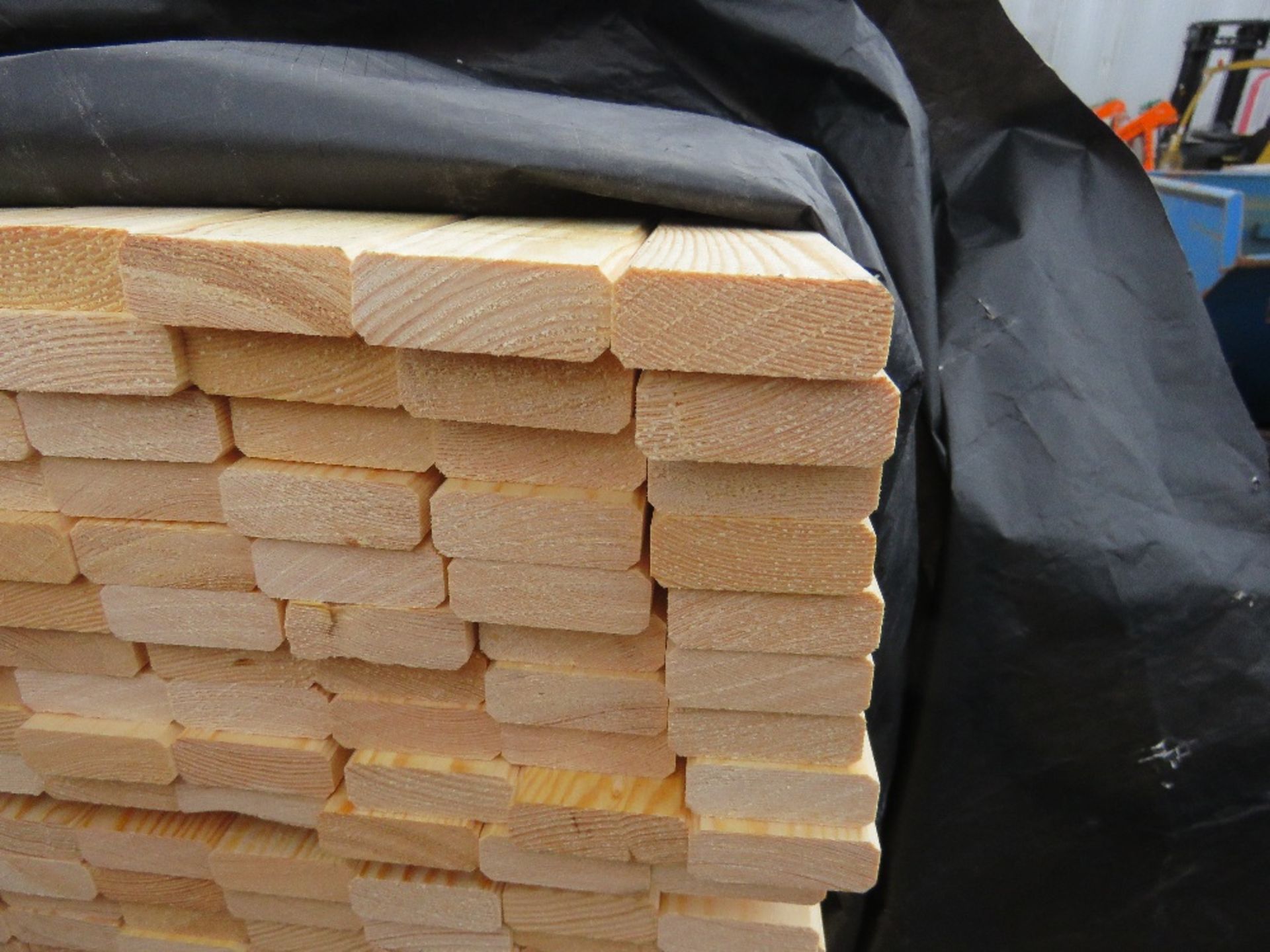 EXTRA LARGE PACK OF UNTREATED TIMBER VENETIAN FENCE CLADDING SLATS: 1.83M LENGTH X 45MM X 17MM APPRO - Image 3 of 3