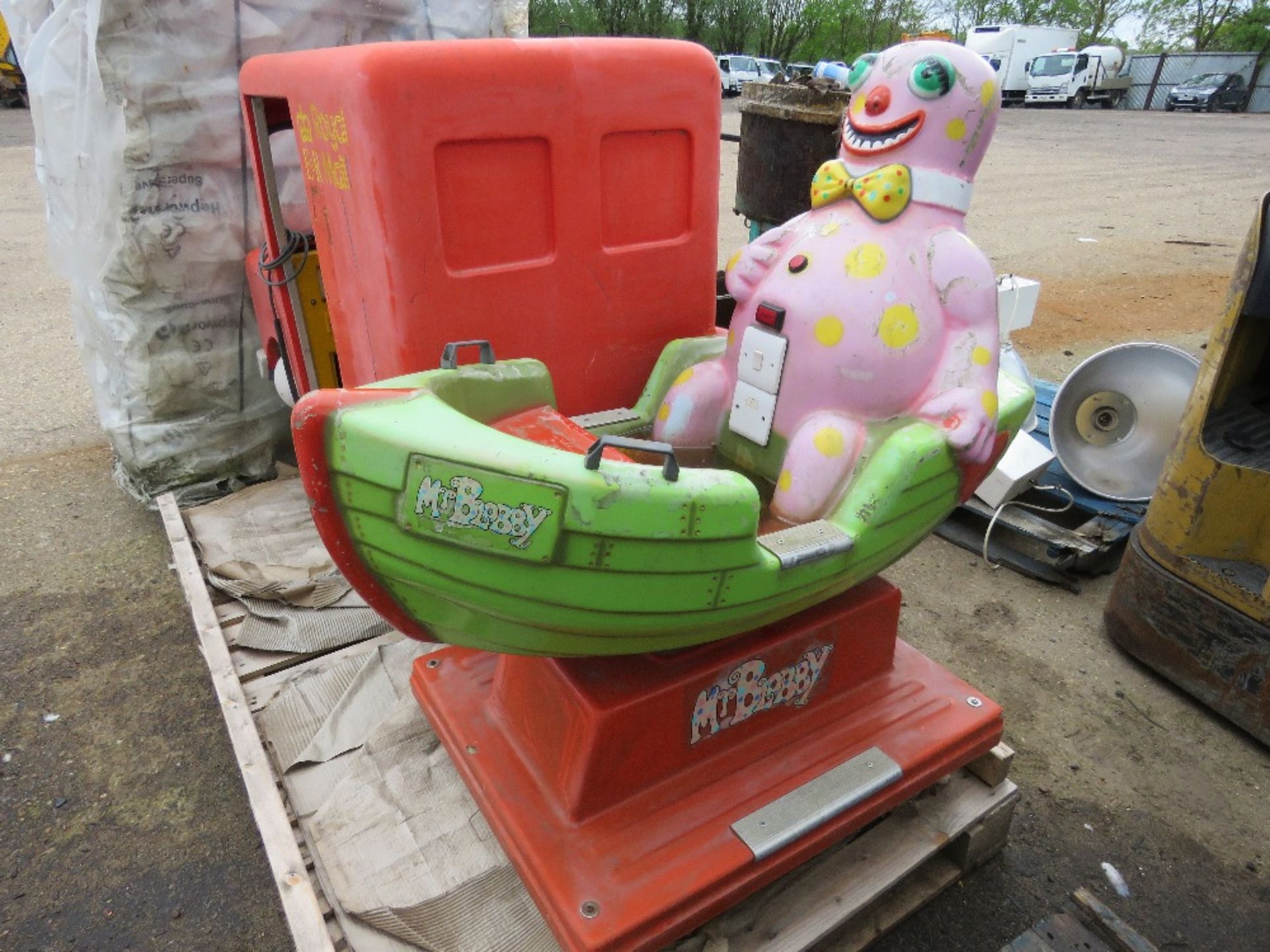 MR BLOBBY AND POSTAMN PAT CHILDREN'S RIDES, CONDITION UNKNOWN. - Image 2 of 5