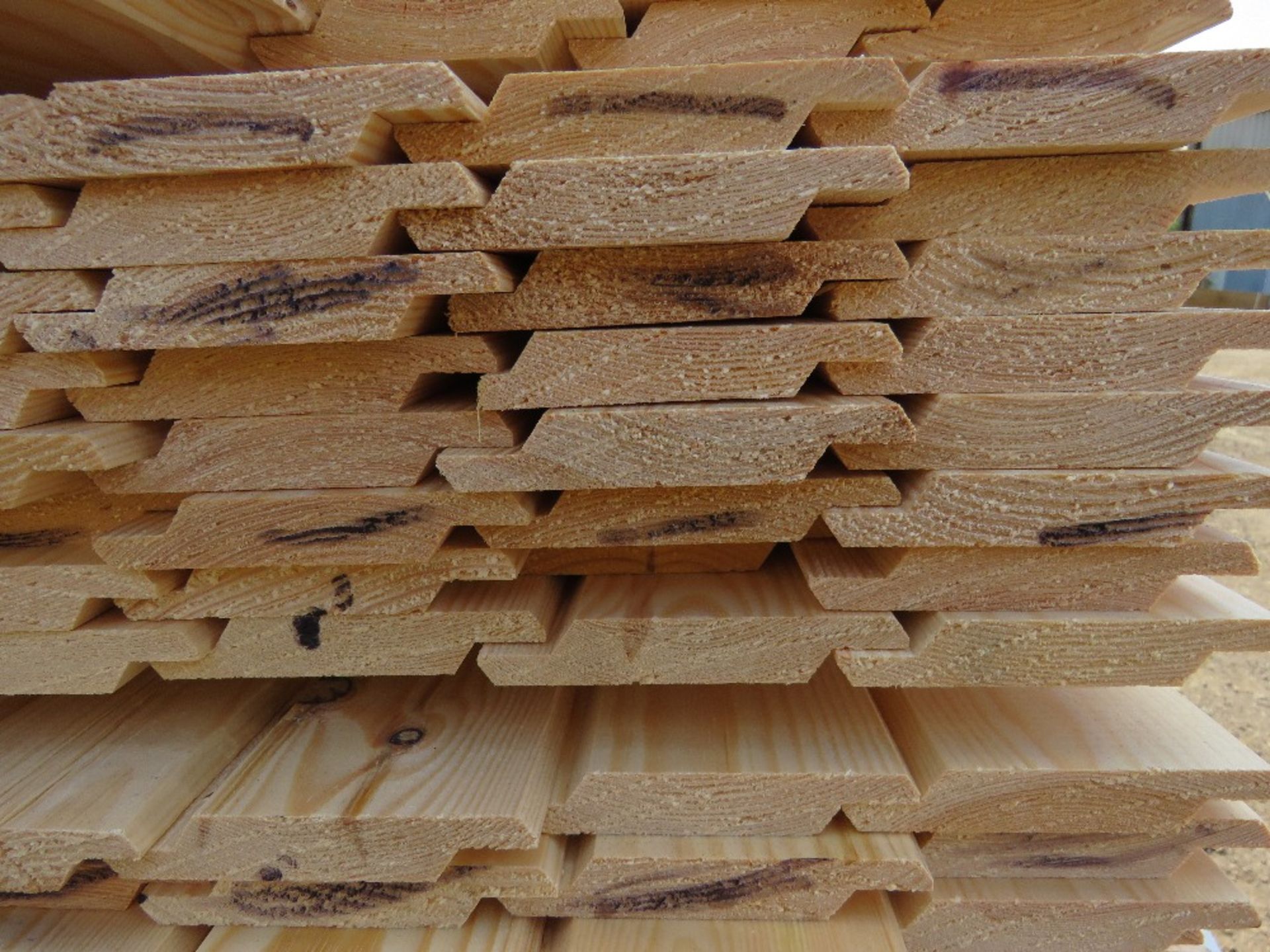 2 X PALLETS OF HIT AND MISS FENCE CLADDING TIMBER 0.83M - 1.12M APPROX X 100MM APPROX. - Image 15 of 15
