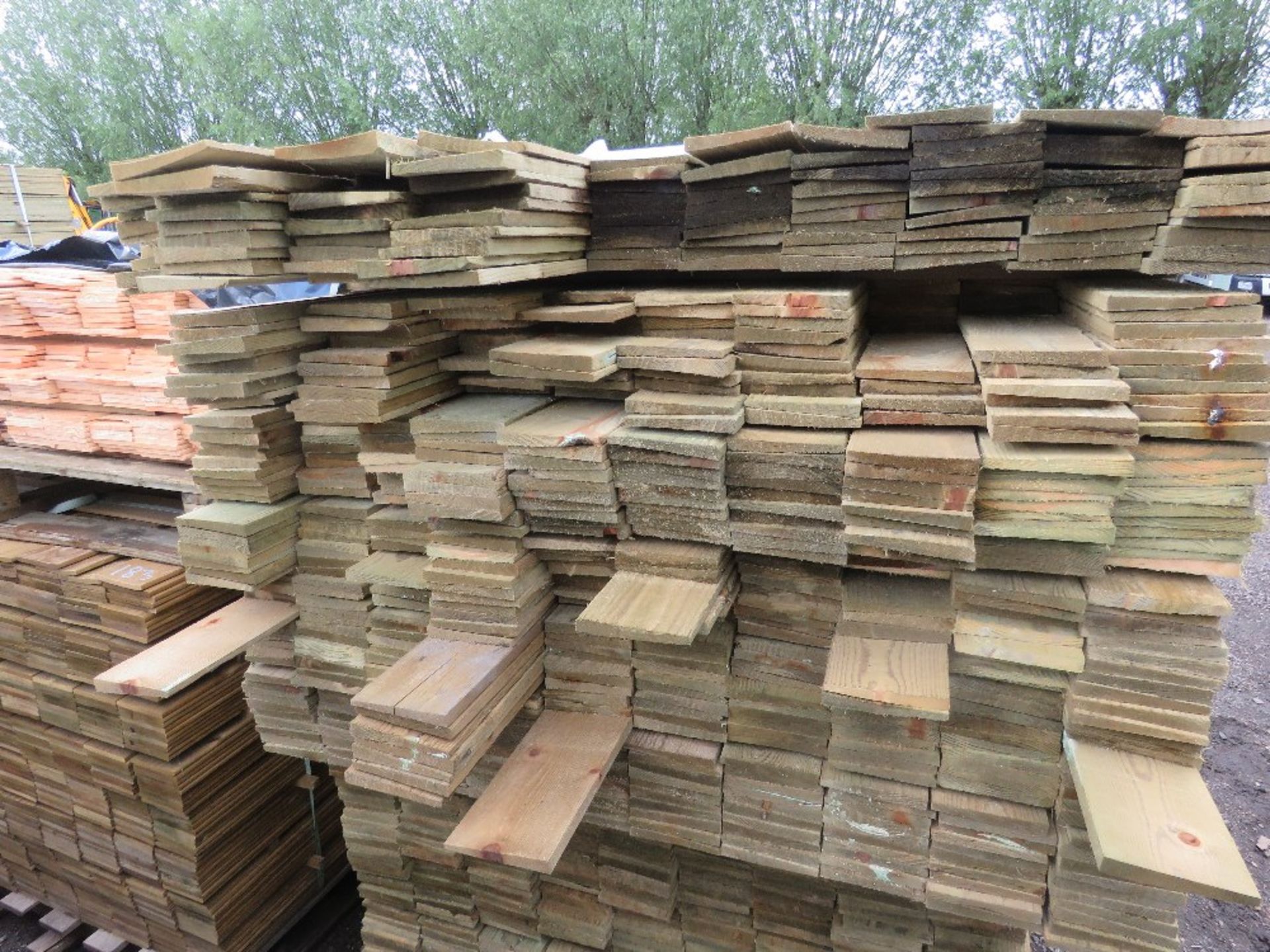 LARGE PACK OF TREATED FEATHER EDGE TIMBER CLADDING BOARDS, MIXED LENGTHS 1.7M -1.80M X 100MM WIDTH A - Image 2 of 4