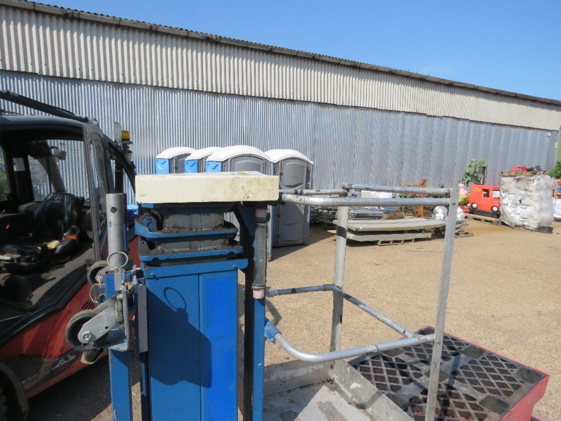 UPRIGHT UL20 MAST LIFT UNIT, 20 FOOT WORK HEIGHT. THIS LOT IS SOLD UNDER THE AUCTIONEERS MARGIN S - Image 4 of 4
