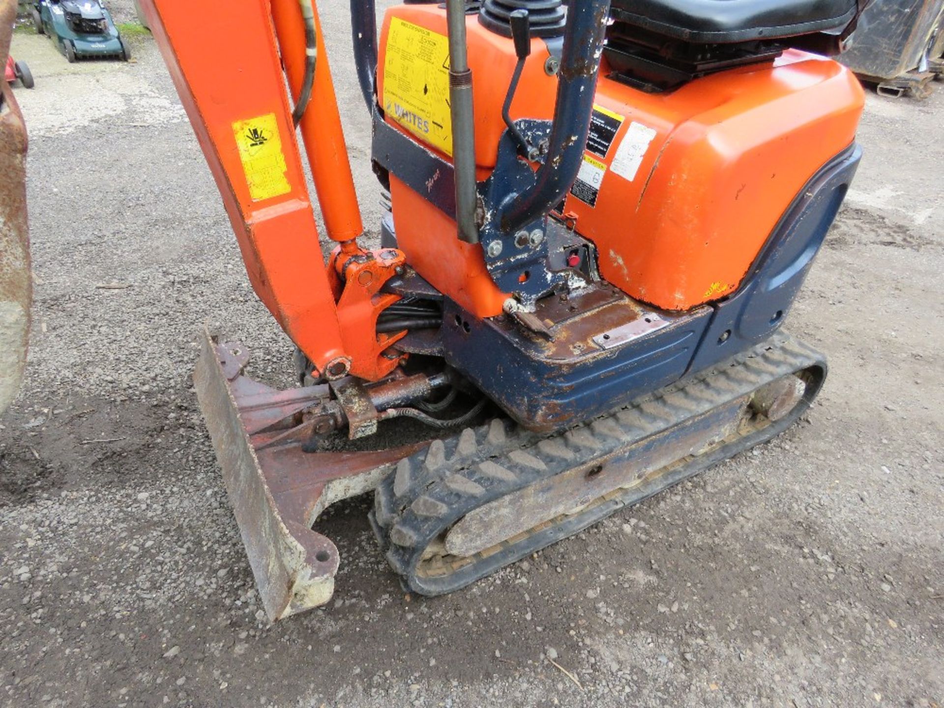 KUBOTA 008 MICRO EXCAVATOR, PURCHASED NEW IN 2005 BY VENDOR, WITH 3NO BUCKETS. SN:12930. DIRECT FROM - Image 2 of 9