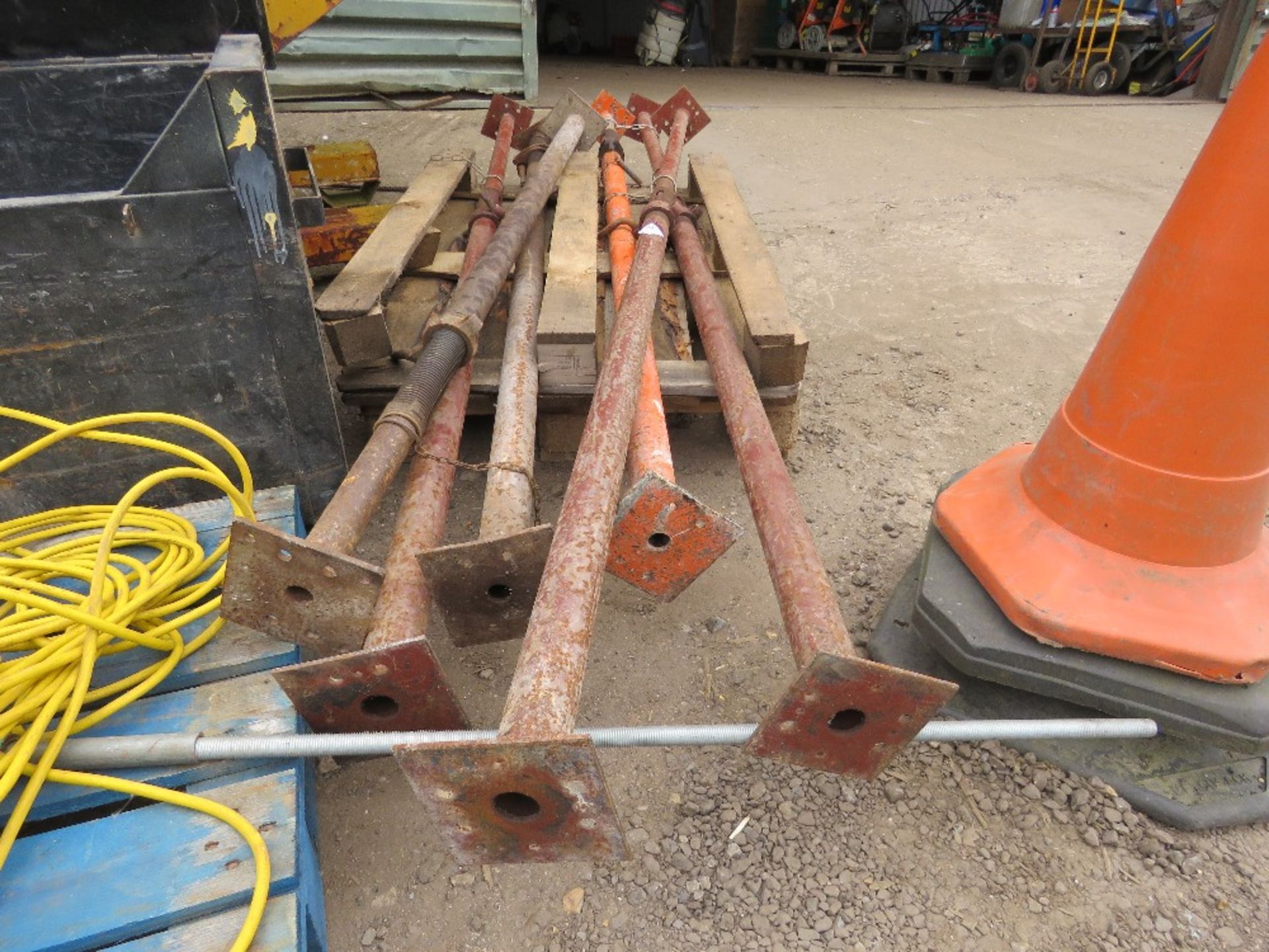 6NO ACROW TYPE SUPPORT PROPS. SOURCED FROM DEPOT CLOSURE. - Image 3 of 3
