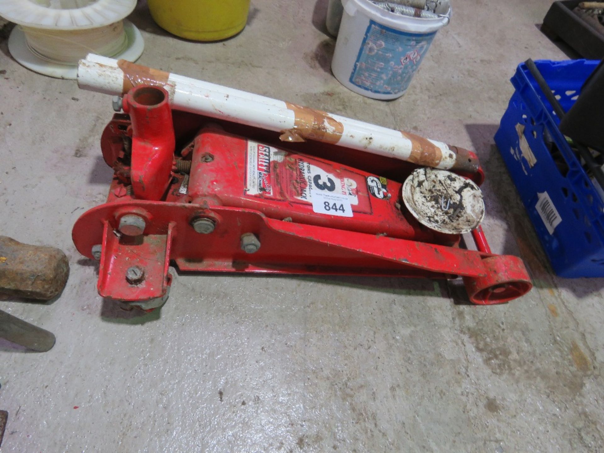 SEALEY 3 TONNE TROLLEY JACK WITH HANDLE.