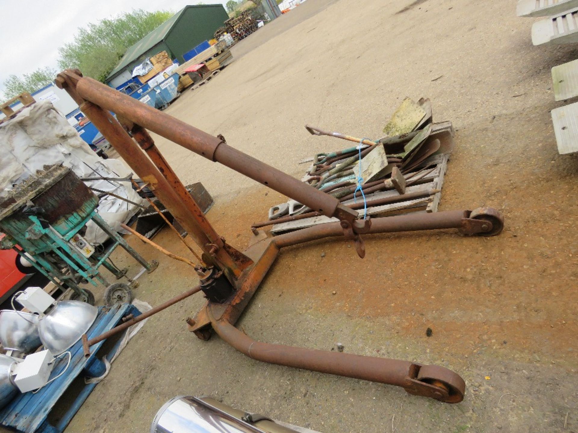 HYDRAULIC ENGINE CRANE. THIS LOT IS SOLD UNDER THE AUCTIONEERS MARGIN SCHEME, THEREFORE NO VAT WI - Image 2 of 4