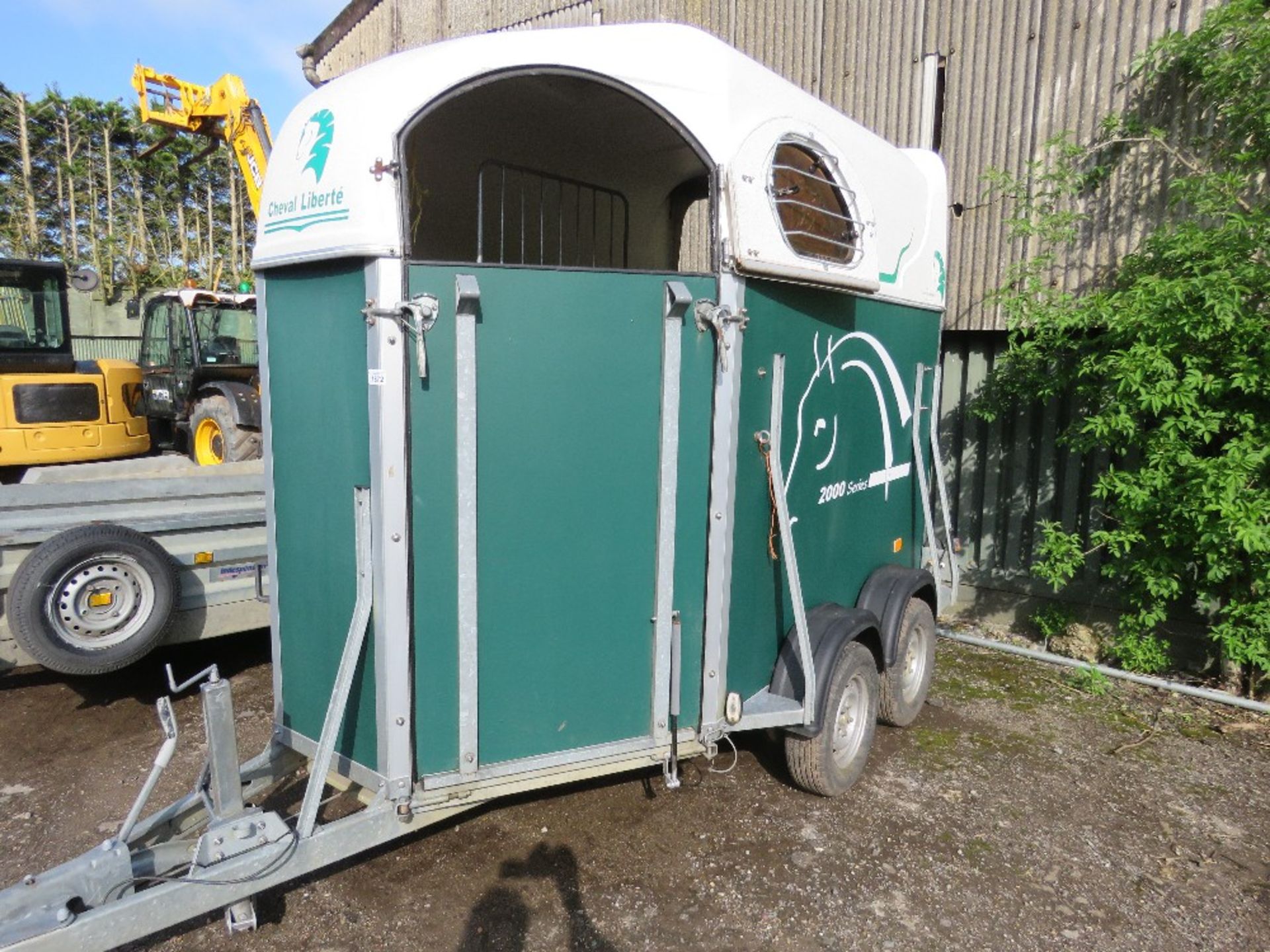 PULLMAN CHEVAL LIBERTE 2000 SERIES / TYPE 2003 HORSE TRAILER WITH FRONT AND REAR RAMPS. YEAR 2008 BU