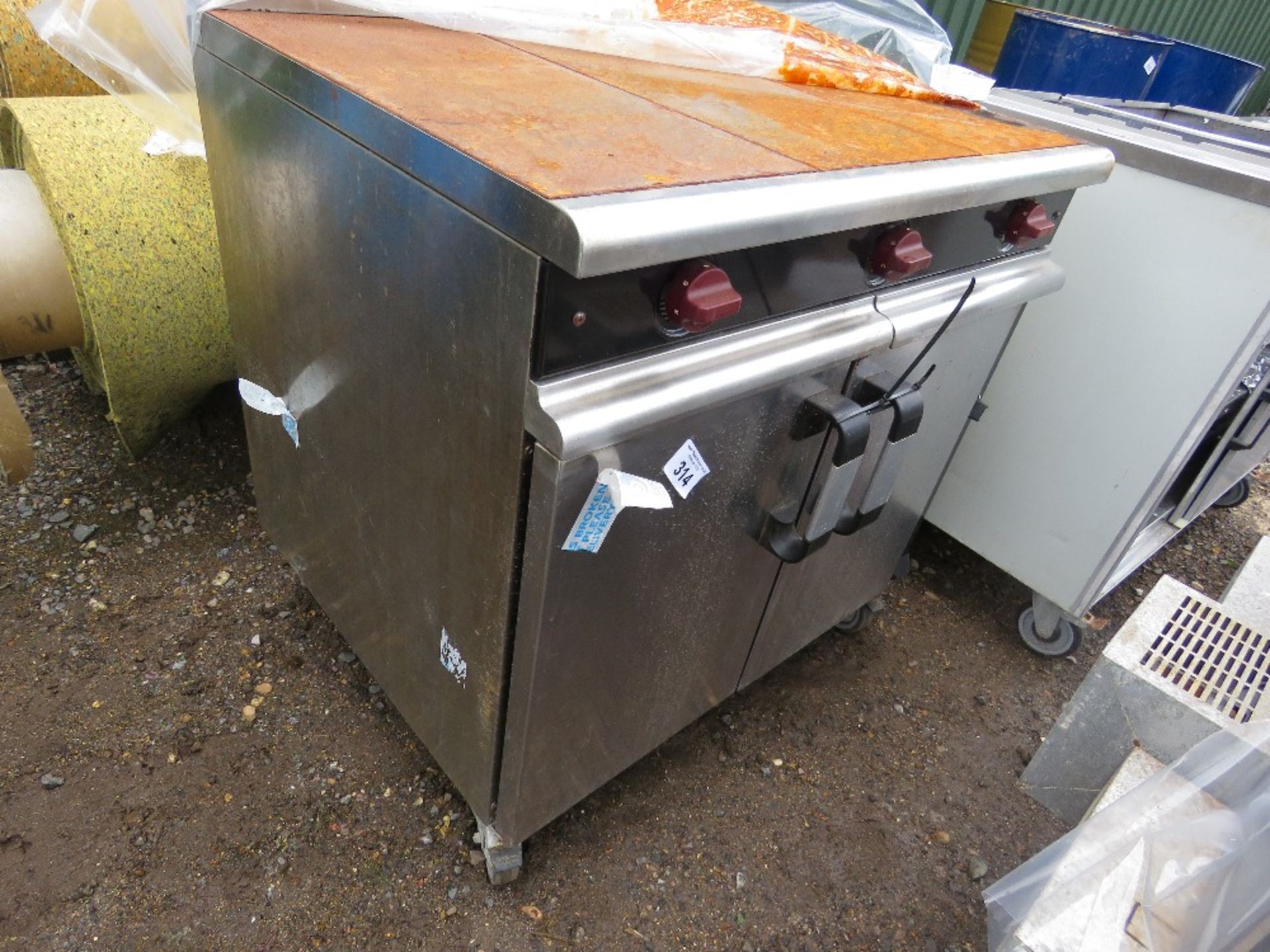 TWO DOOR OVEN WITH HOT PLATE, SOURCED FROM SCHOOL KITCHEN UPGRADE. THIS LOT IS SOLD UNDER THE AUC