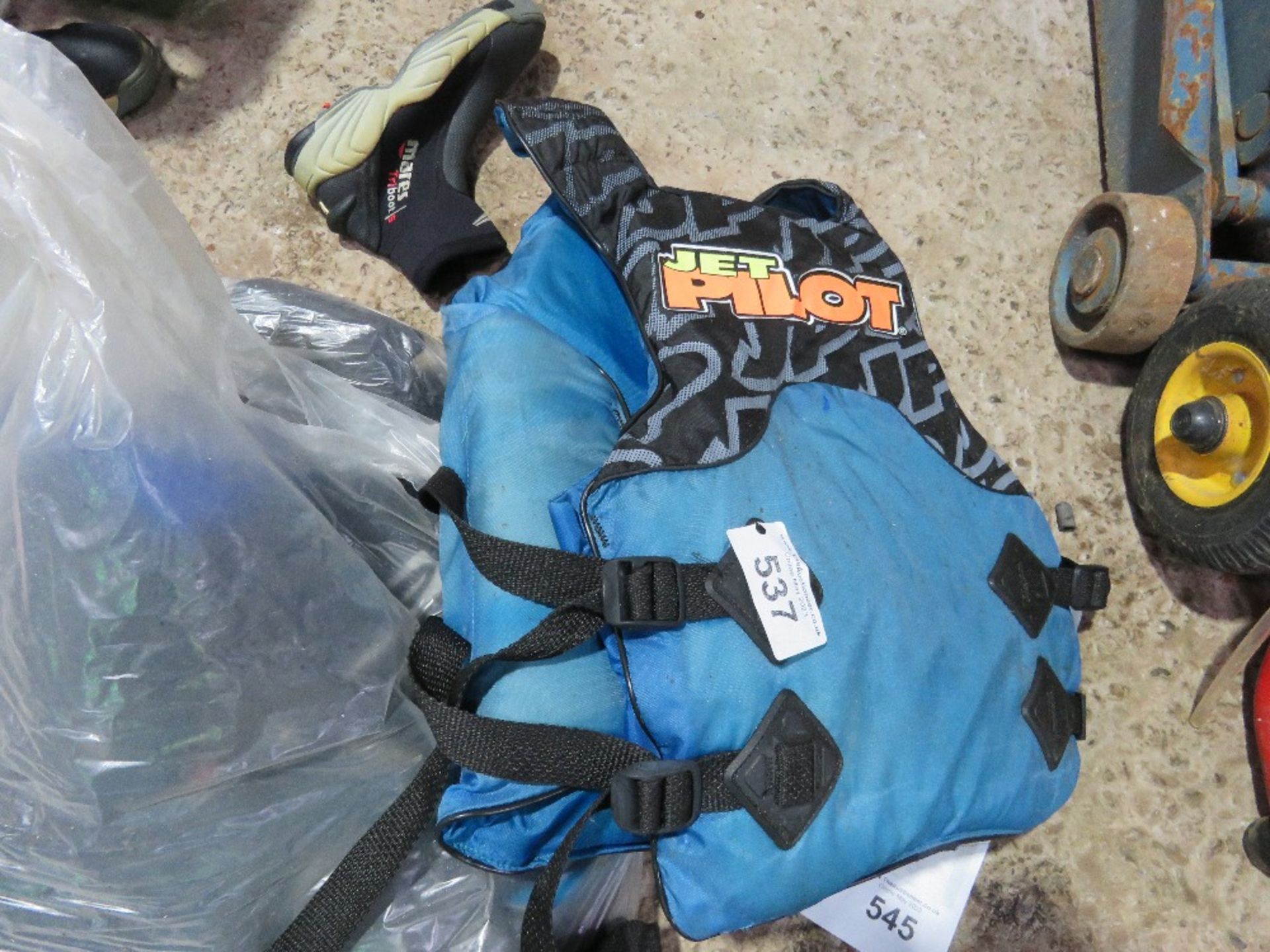 WET SUITS, LIFE JACKETS ETC. THIS LOT IS SOLD UNDER THE AUCTIONEERS MARGIN SCHEME, THEREFORE NO V - Image 2 of 4