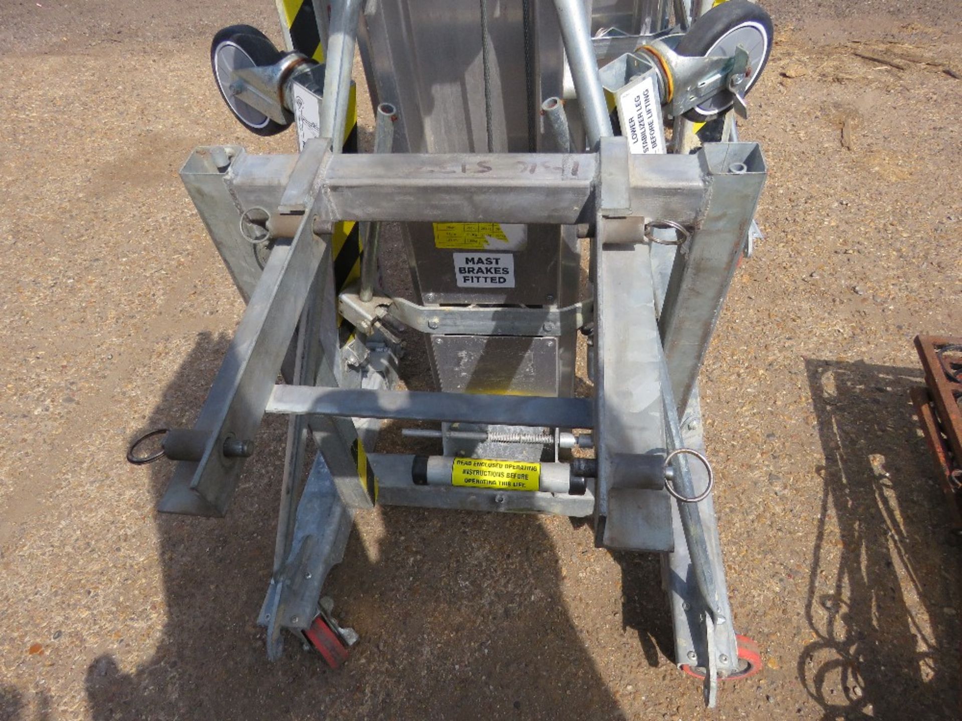 SUMNER 2025 MATERIAL HOIST UNIT WITH FORKS, YEAR 2018 BUILD. - Image 3 of 9