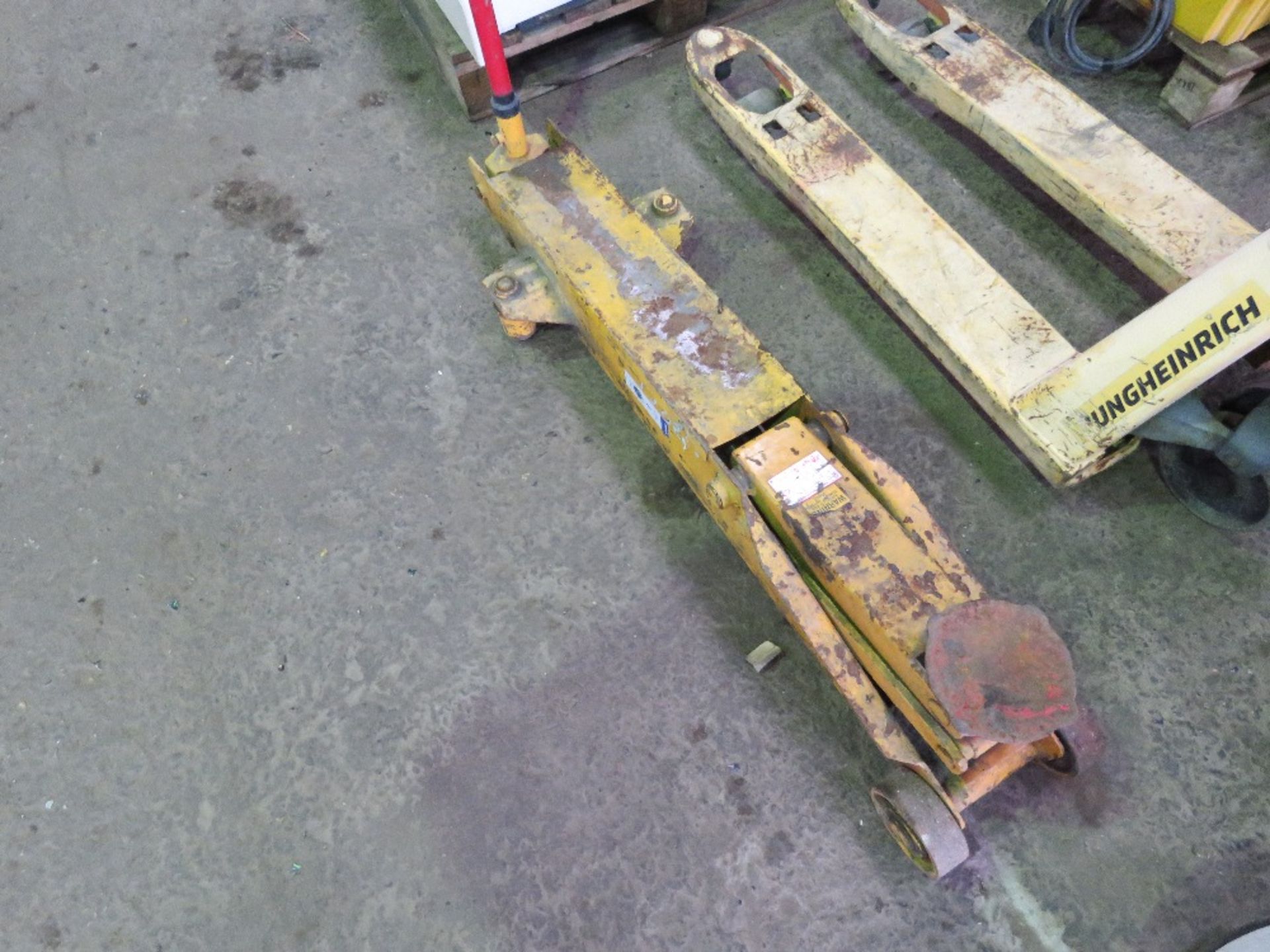 HEAVY DUTY HYDRAULIC TROLLEY JACK, WHEN TESTED WAS SEEN TO LIFT AND LOWER. - Image 2 of 3