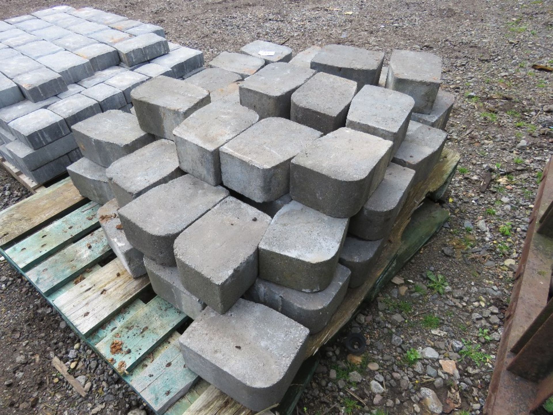 PALLET CONTAINING BULL NOSE GREY BLOCK PAVERS. THIS LOT IS SOLD UNDER THE AUCTIONEERS MARGIN SCHE - Image 3 of 3