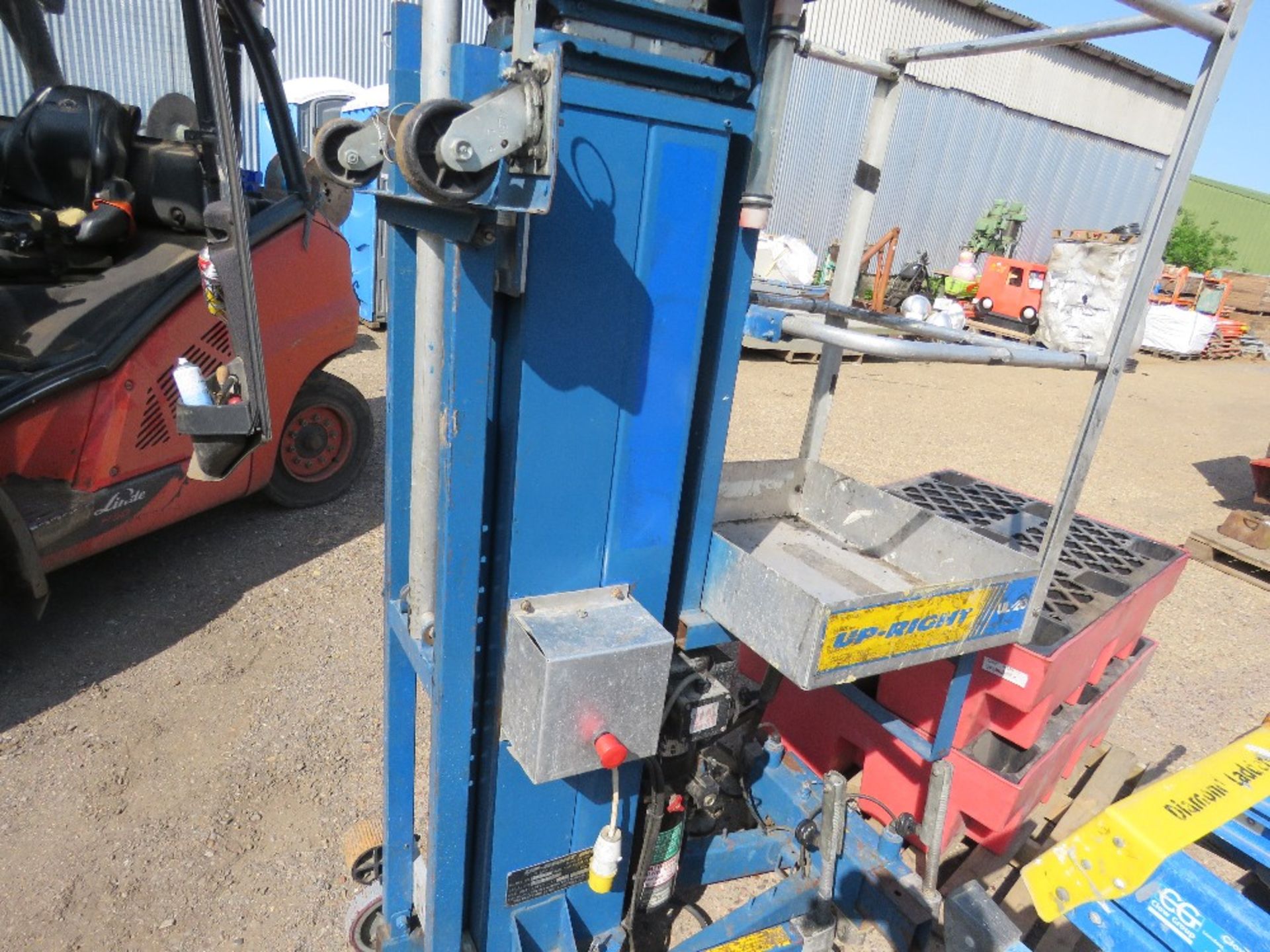 UPRIGHT UL20 MAST LIFT UNIT, 20 FOOT WORK HEIGHT. THIS LOT IS SOLD UNDER THE AUCTIONEERS MARGIN S - Image 2 of 4