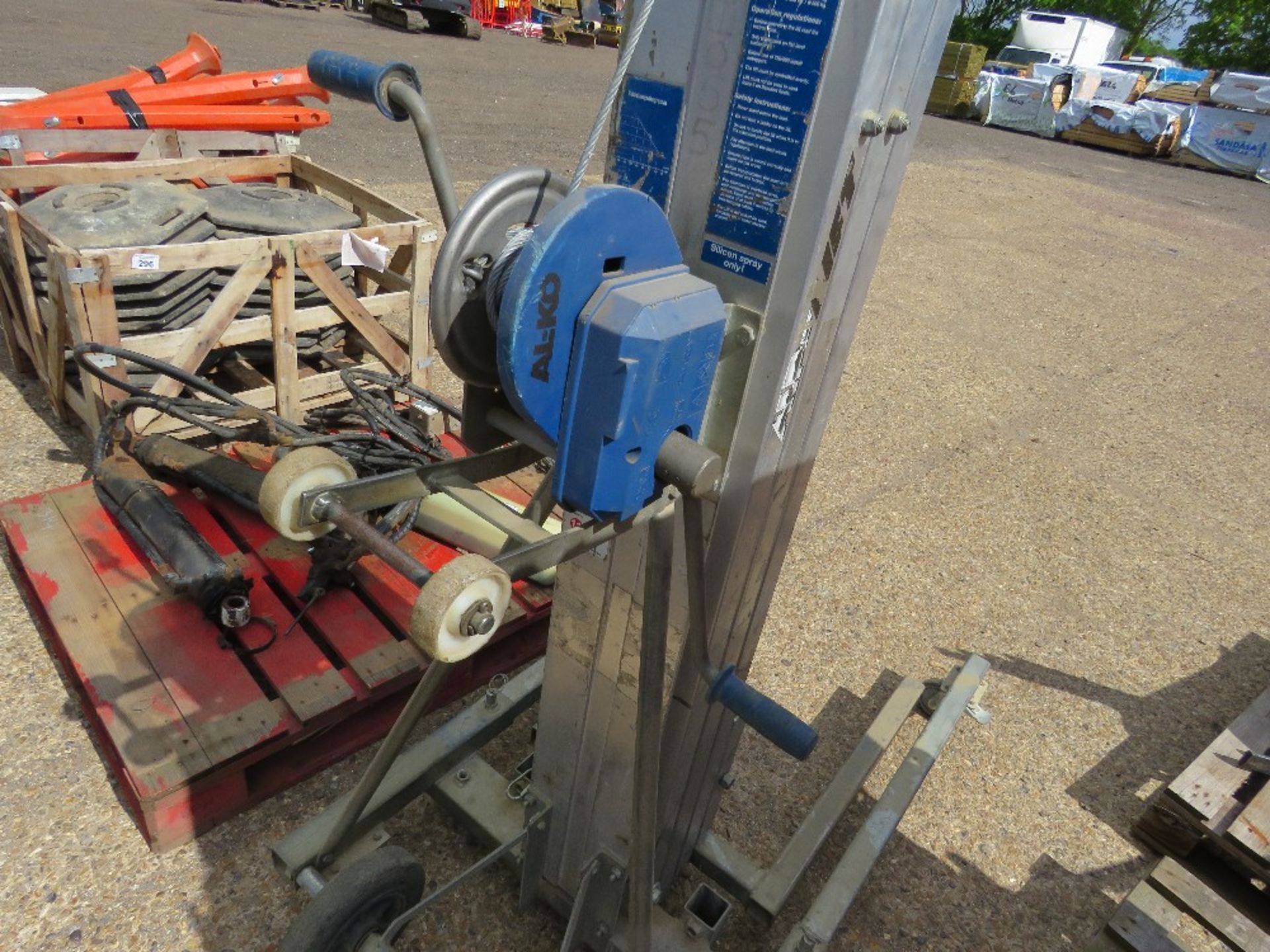 BOCKER ALP MANUAL MATERIAL HOIST WITH FORKS. - Image 2 of 3