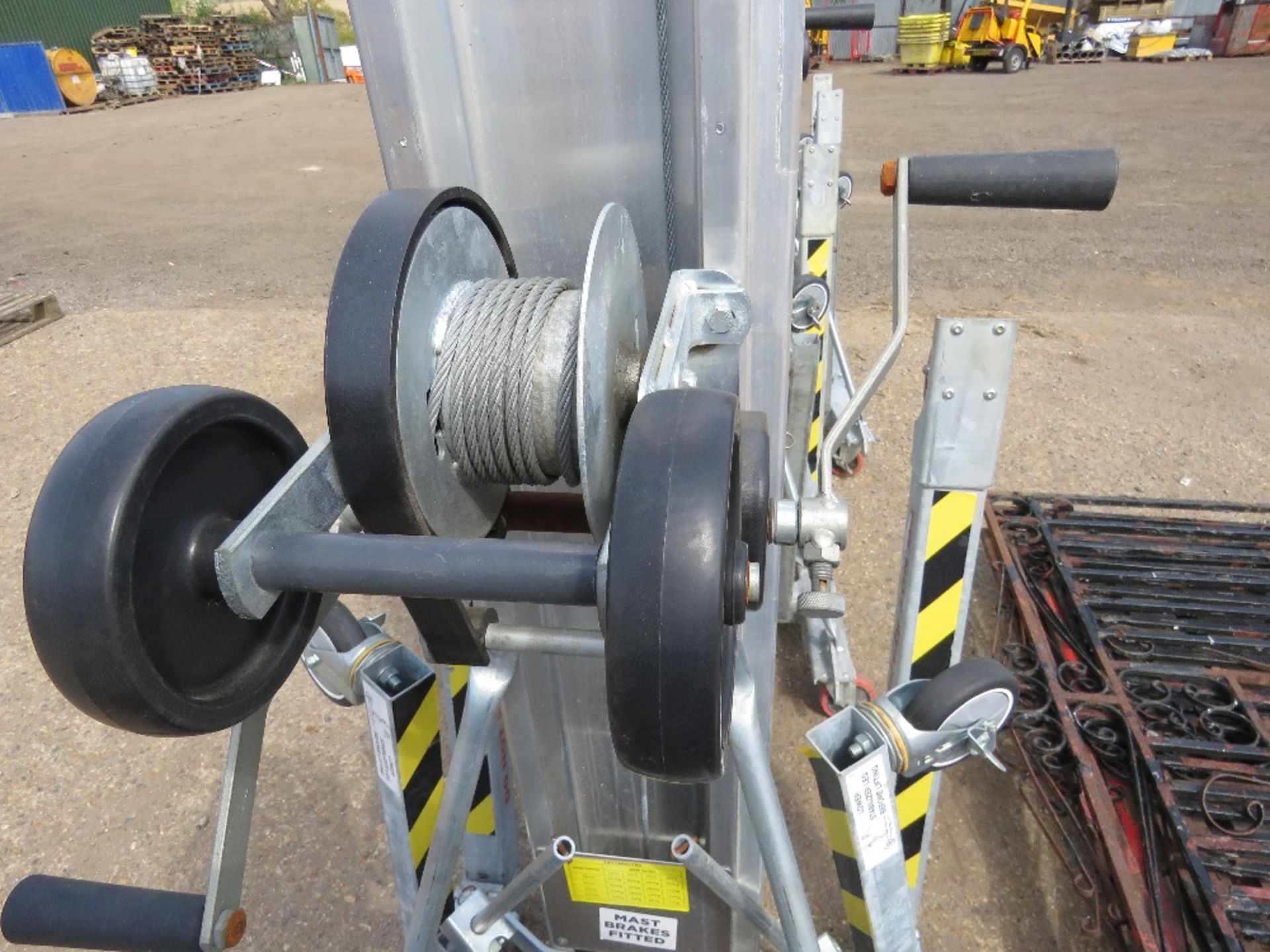 SUMNER 2025 MATERIAL HOIST UNIT WITH FORKS, YEAR 2018 BUILD. - Image 4 of 9