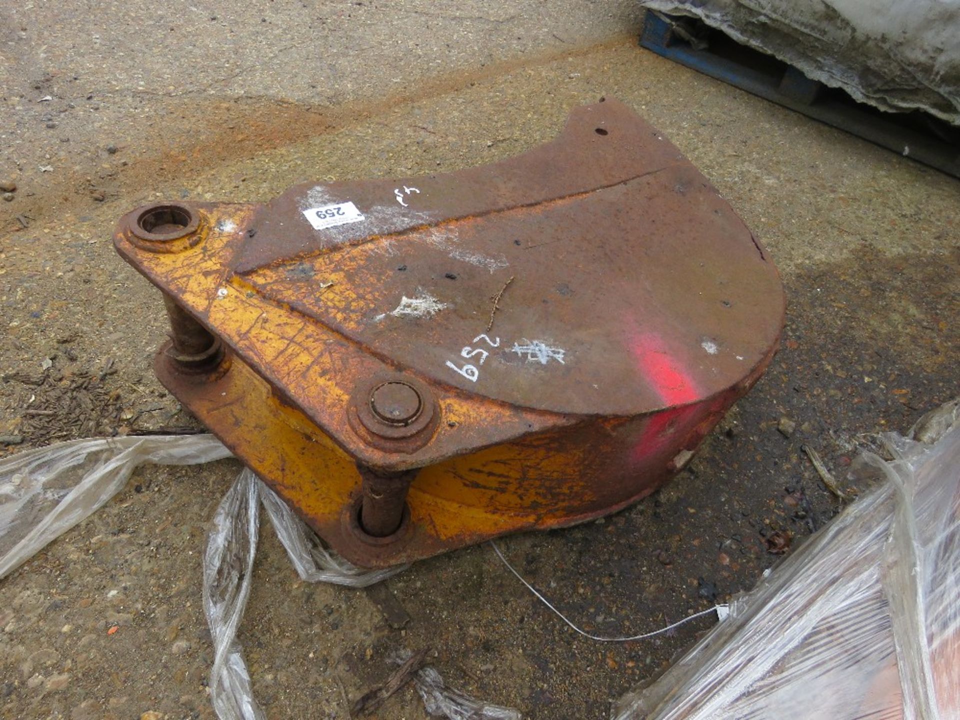 NARROW EXCAVATOR DIGGING BUCKET ON 45MM PINS. - Image 2 of 3