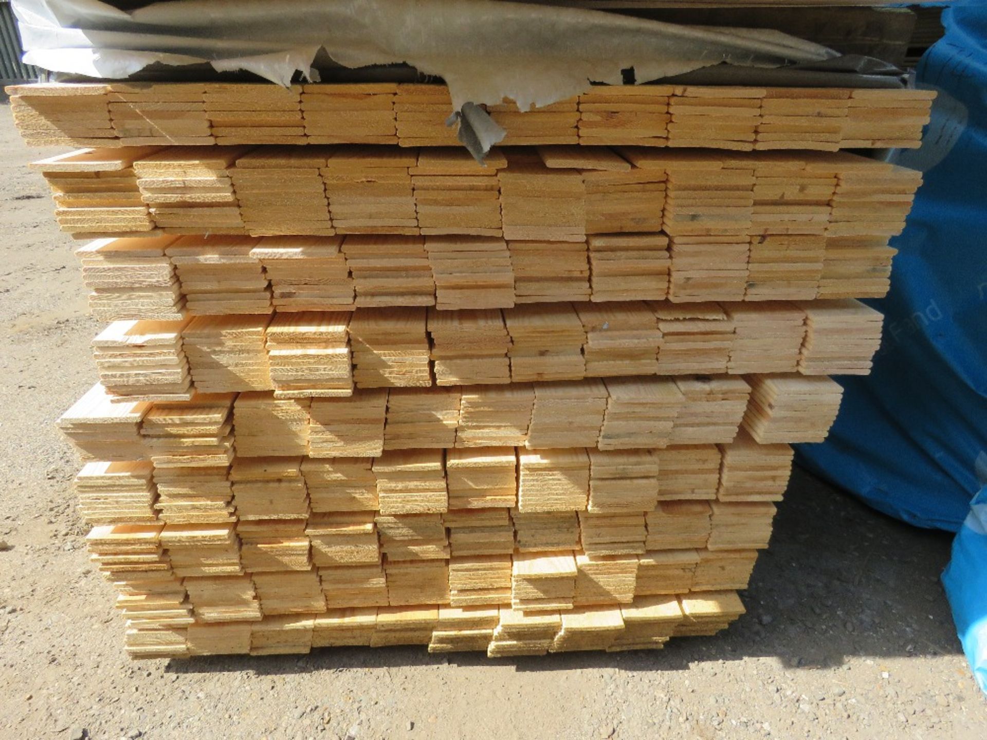 LARGE PACK OF HIT AND MISS FENCE CLADDING BOARDS: 1.57M LENGTH X 100MM WIDTH APPROX. - Image 2 of 3