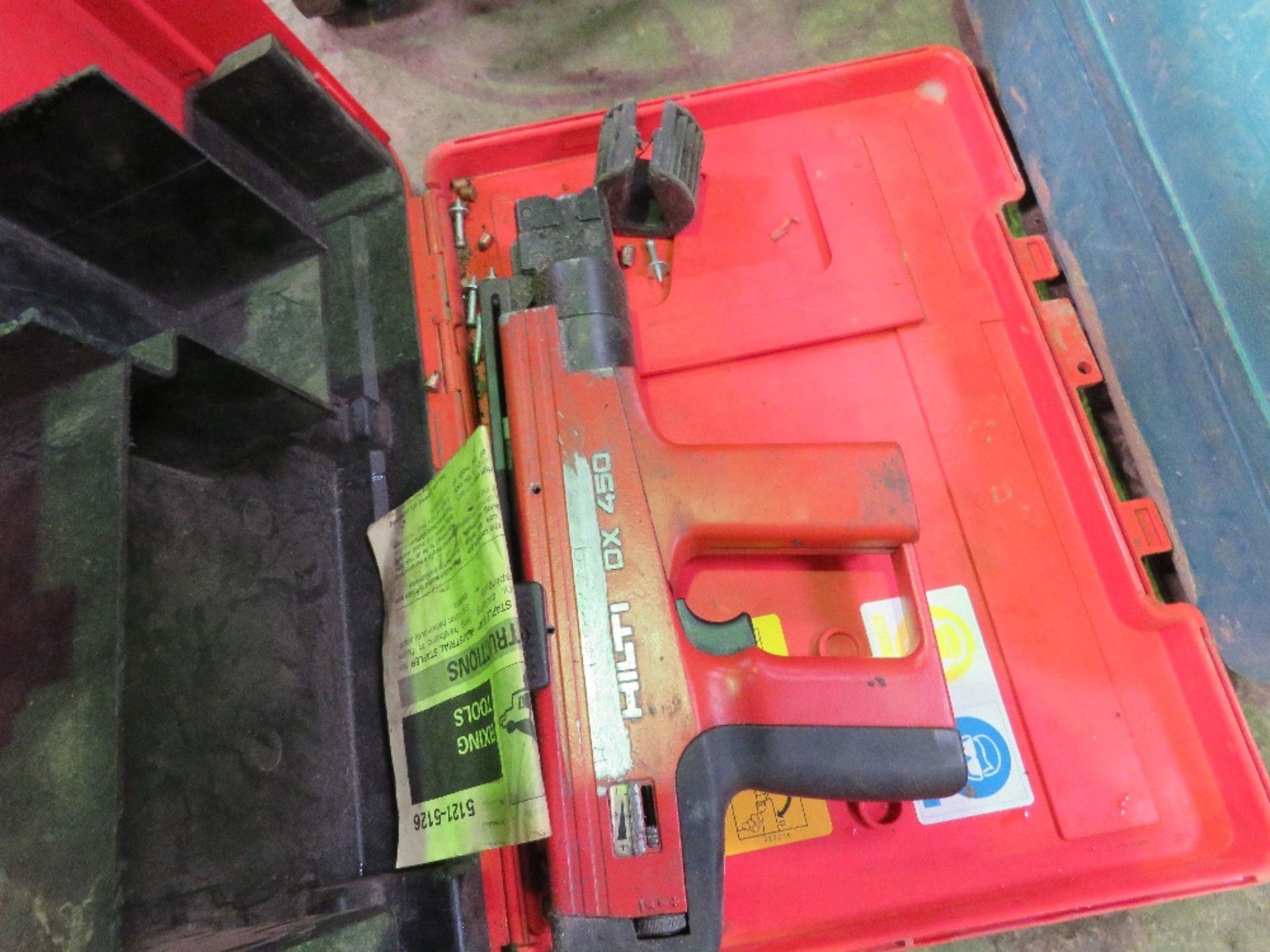 HILTI DX450 CARTRIDGE NAIL GUN.