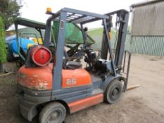 TOYOTA 25 GAS FORKLIFT TRUCK WITH SIDE SHIFT. 8994 REC HOURS. SN:406FGF25@21005 WHEN TESTED WAS SEE