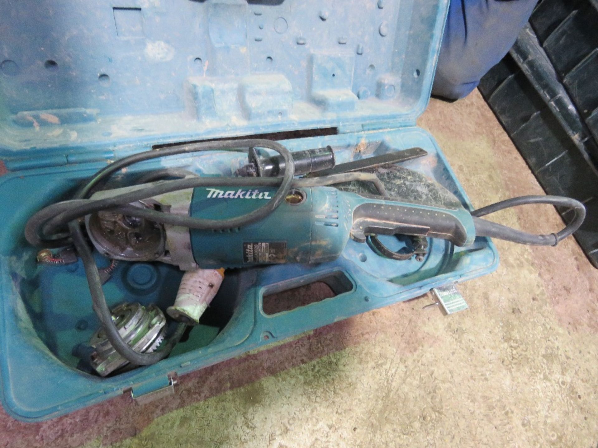 4 X POWER TOOLS, MAY BE INCOMPLETE: GRINDER PLUS 3NO DRILLS. - Image 3 of 9