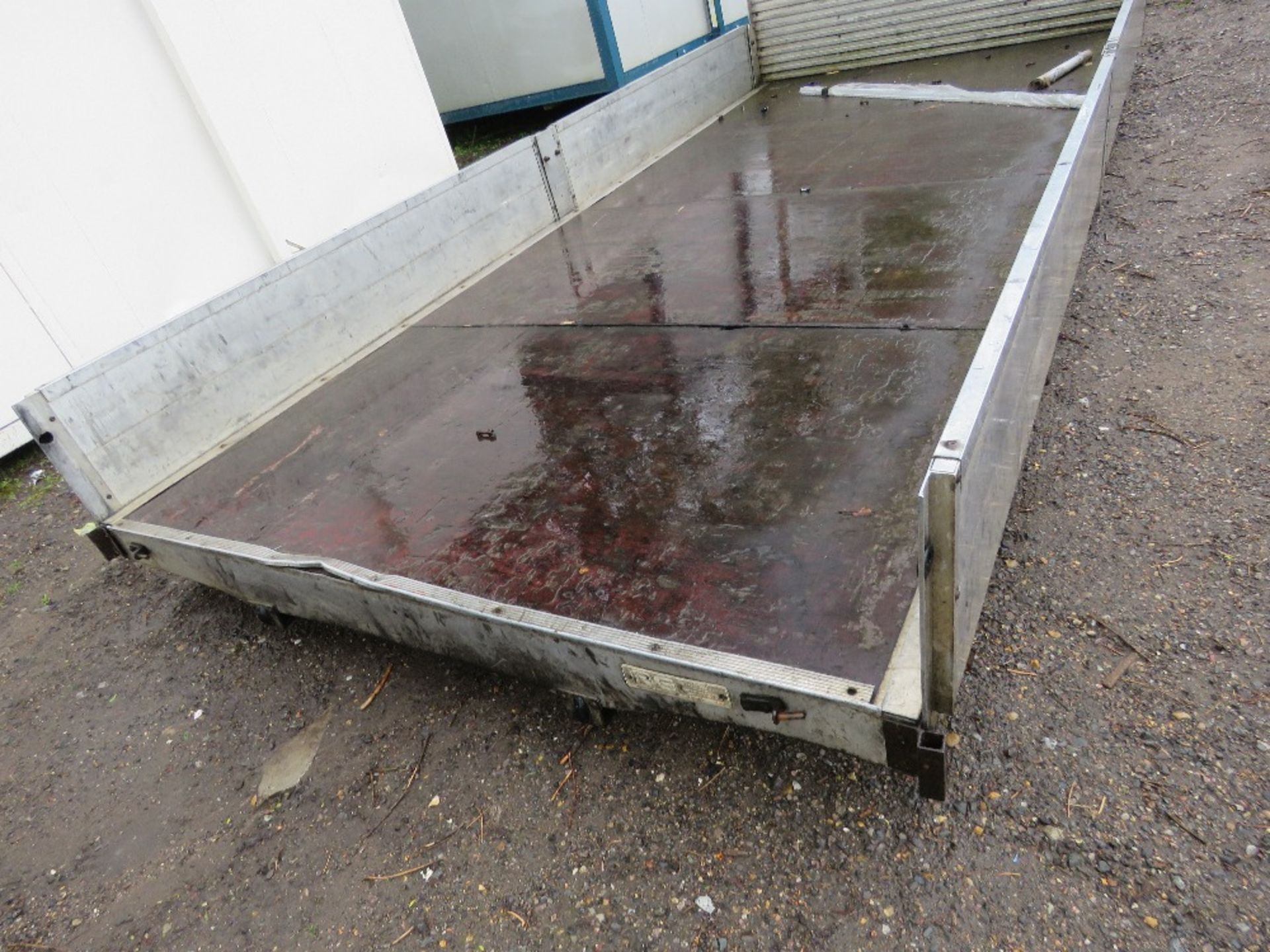ALUMINIUM DROP SIDE LORRY BODY, 4.95M LENGTH X 2.11M WIDTH APPROX, NO TAILBOARD. THIS LOT IS SOL - Image 3 of 5