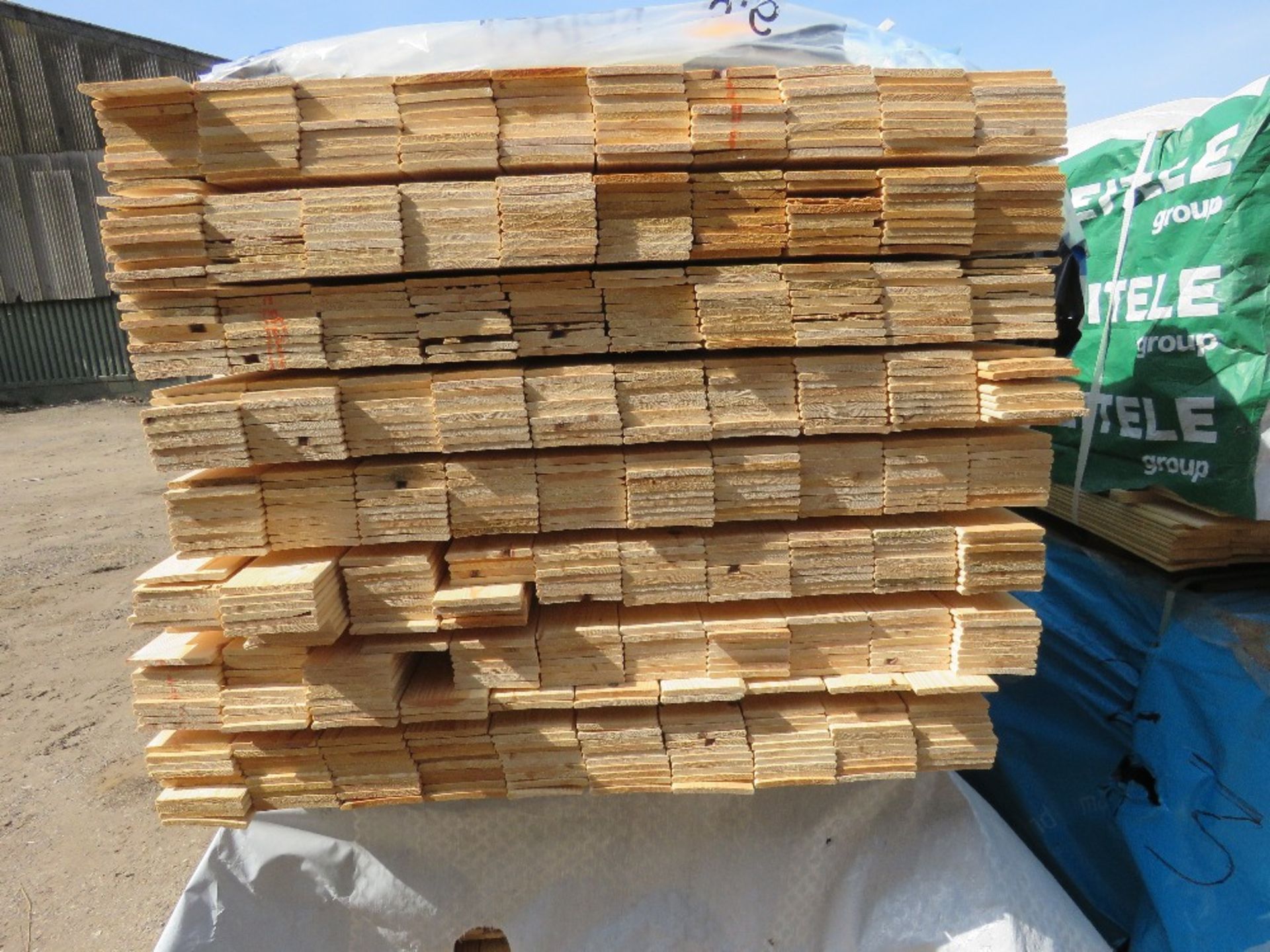LARGE PACK OF HIT AND MISS FENCE CLADDING BOARDS: 1.75M LENGTH X 100MM WIDTH APPROX. - Image 2 of 3