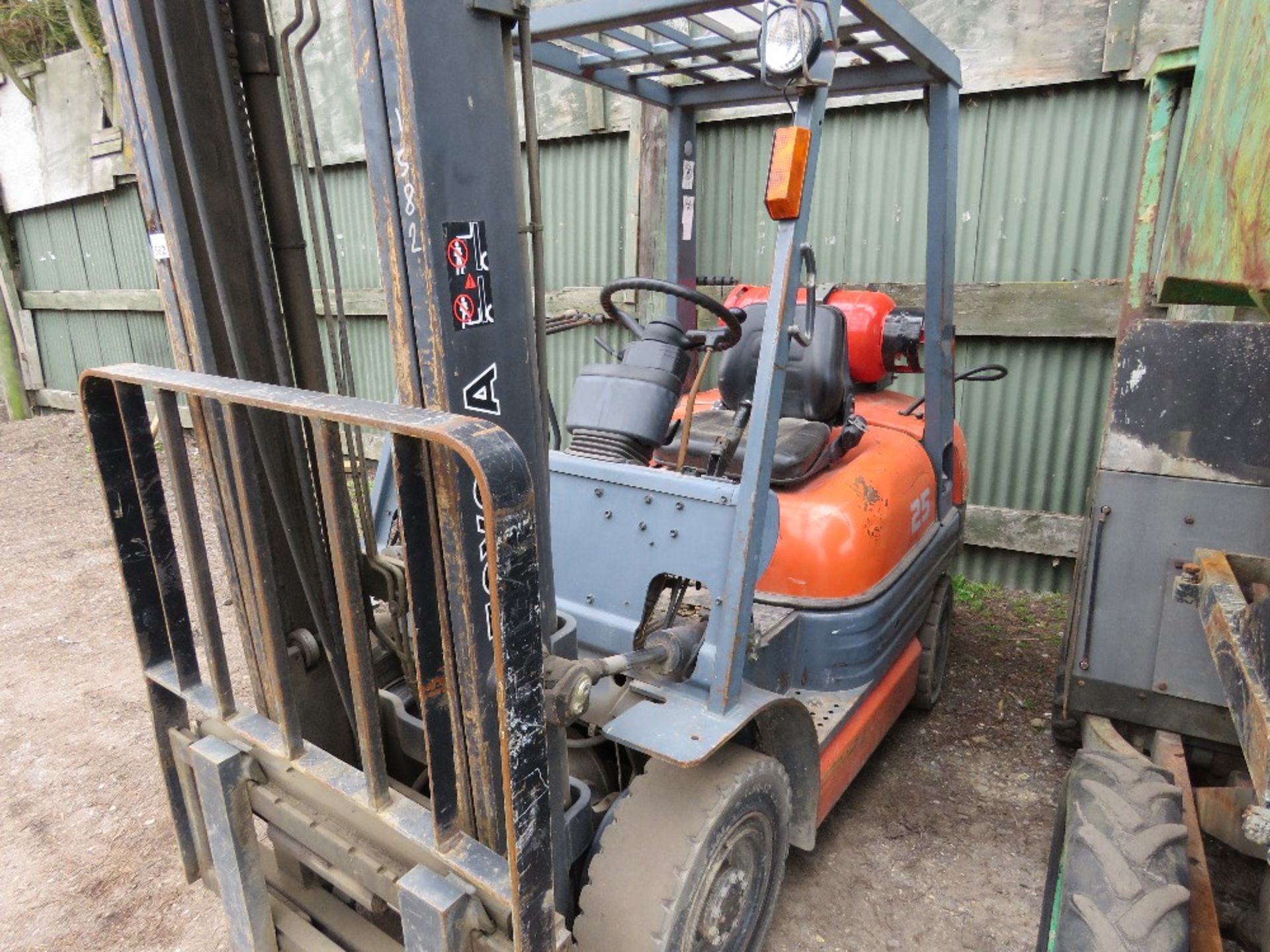 TOYOTA 25 GAS FORKLIFT TRUCK WITH SIDE SHIFT. 8994 REC HOURS. SN:406FGF25@21005 WHEN TESTED WAS SEE - Image 3 of 11