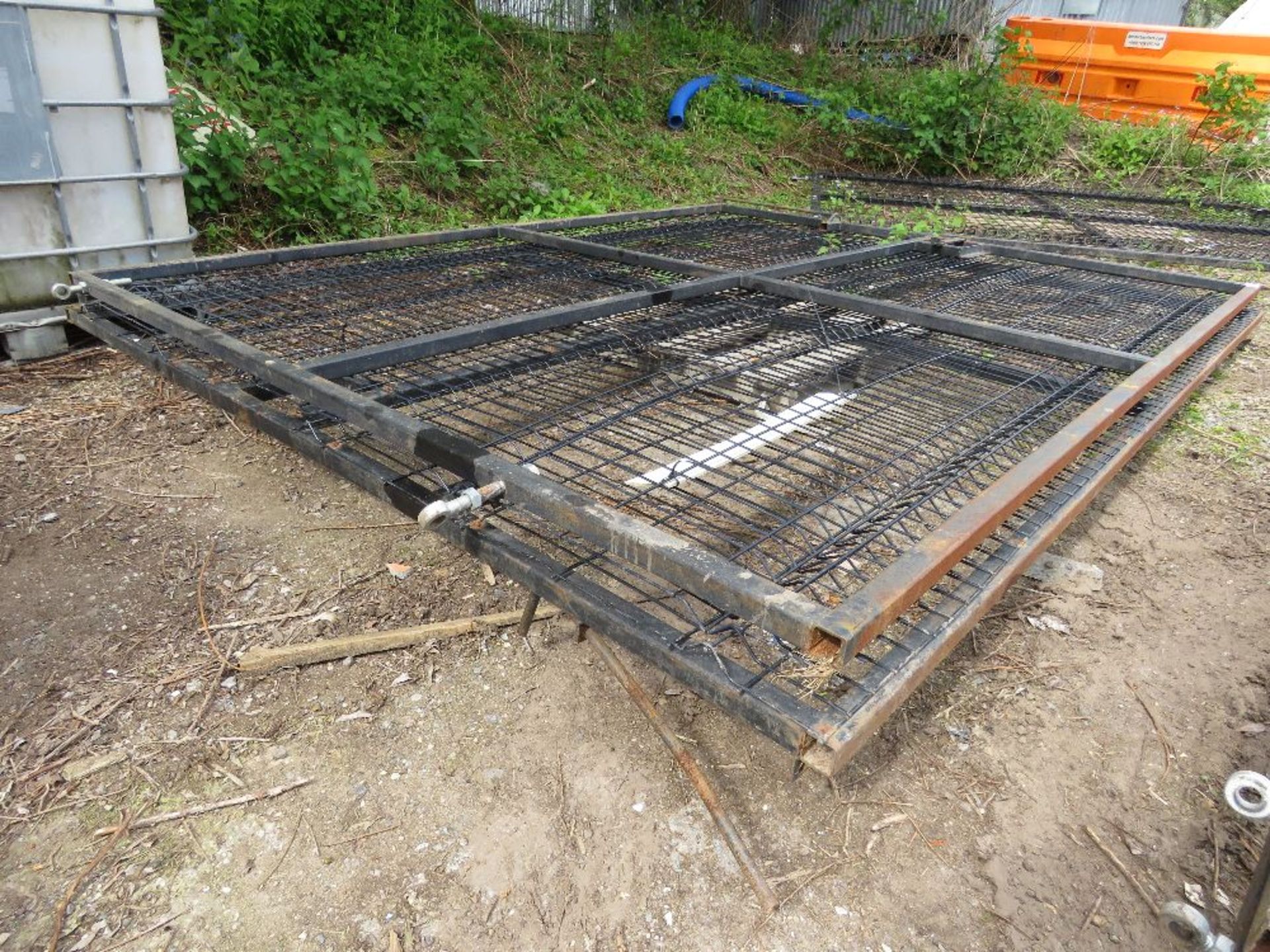 2 X HEAVY DUTY MESH COVERED YARD GATES, 2.35M HEIGHT X 3M WIDTH APPROX. THIS LOT IS SOLD UNDER T - Image 4 of 4