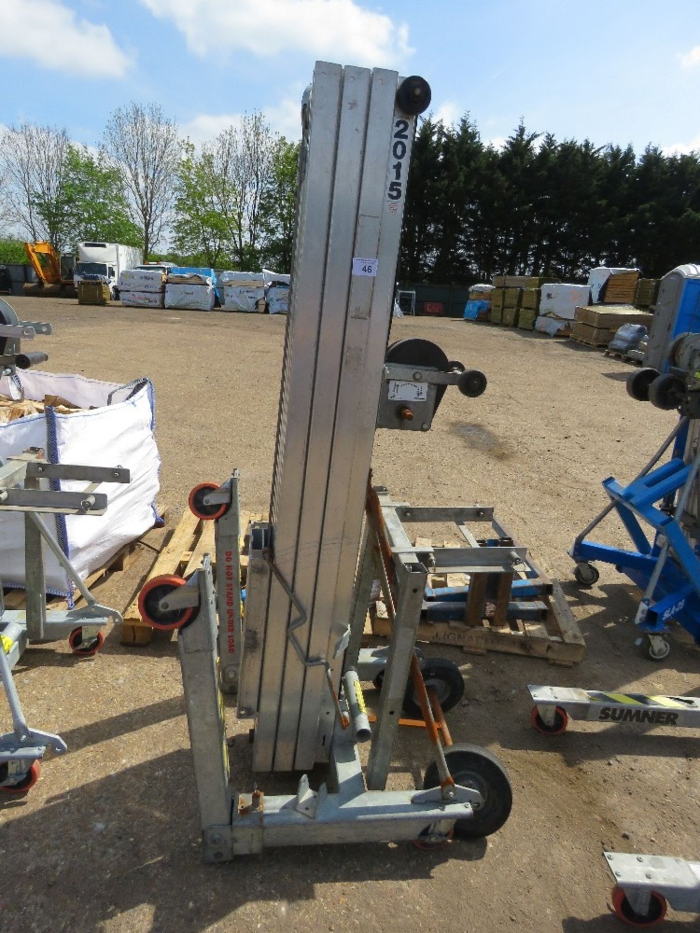 SUMNER 2015 MATERIAL HOIST UNIT WITH FORKS..