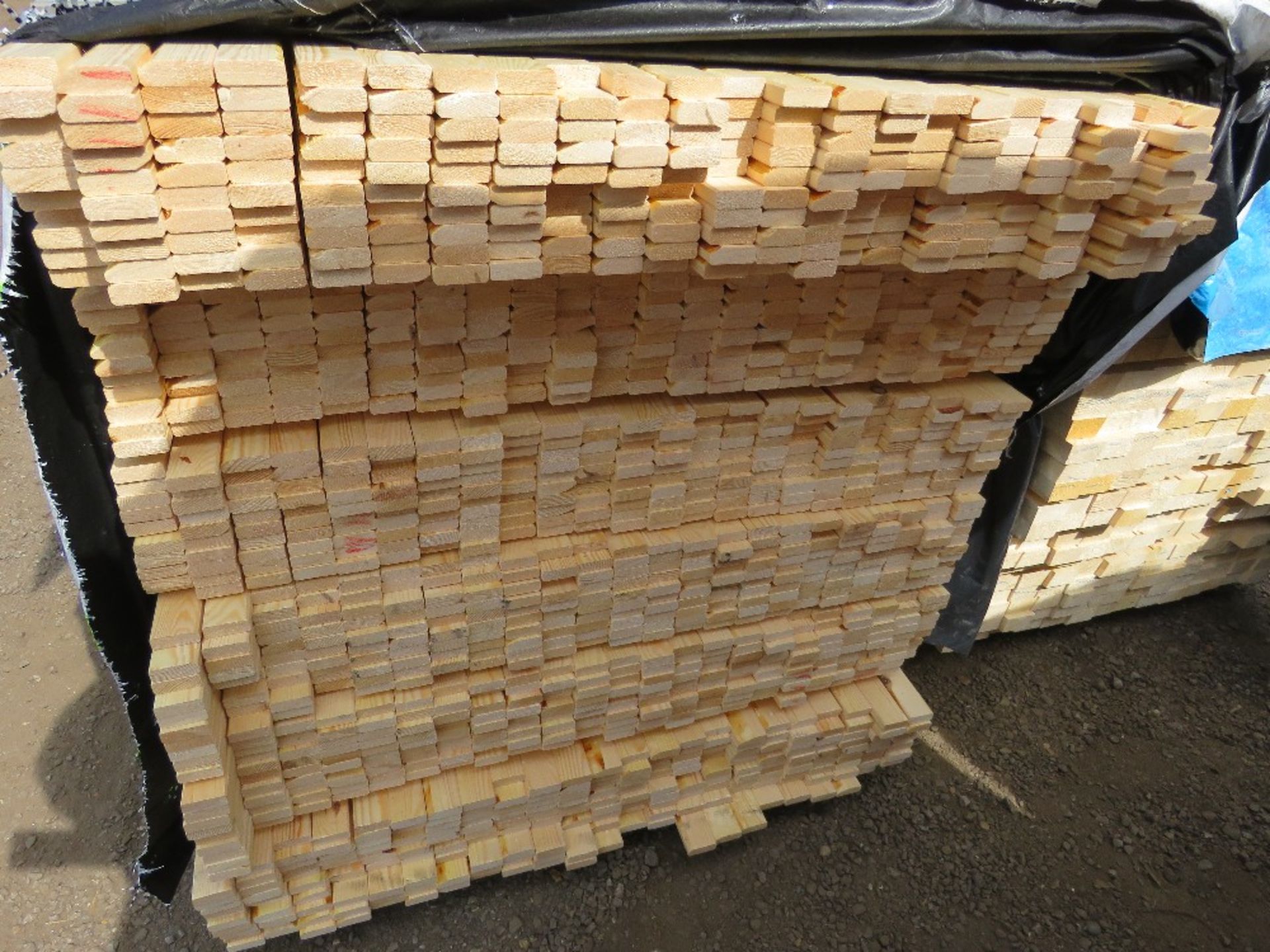 EXTRA LARGE PACK OF VENETIAN PALE / TRELLIS TIMBER SLATS, UNTREATED: 1.83M LENGTH X 45MM X 17MM APPR - Image 2 of 4