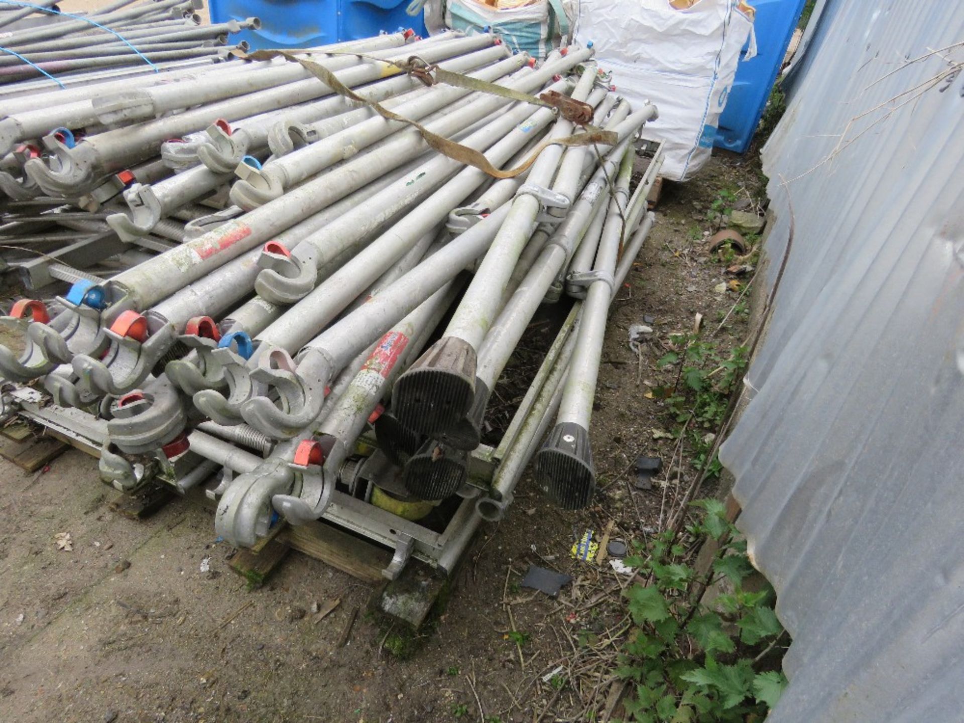 LARGE QUANTITY OF ASSORTED ALUMINIUM SCAFFOLD TOWER PARTS. - Image 4 of 9