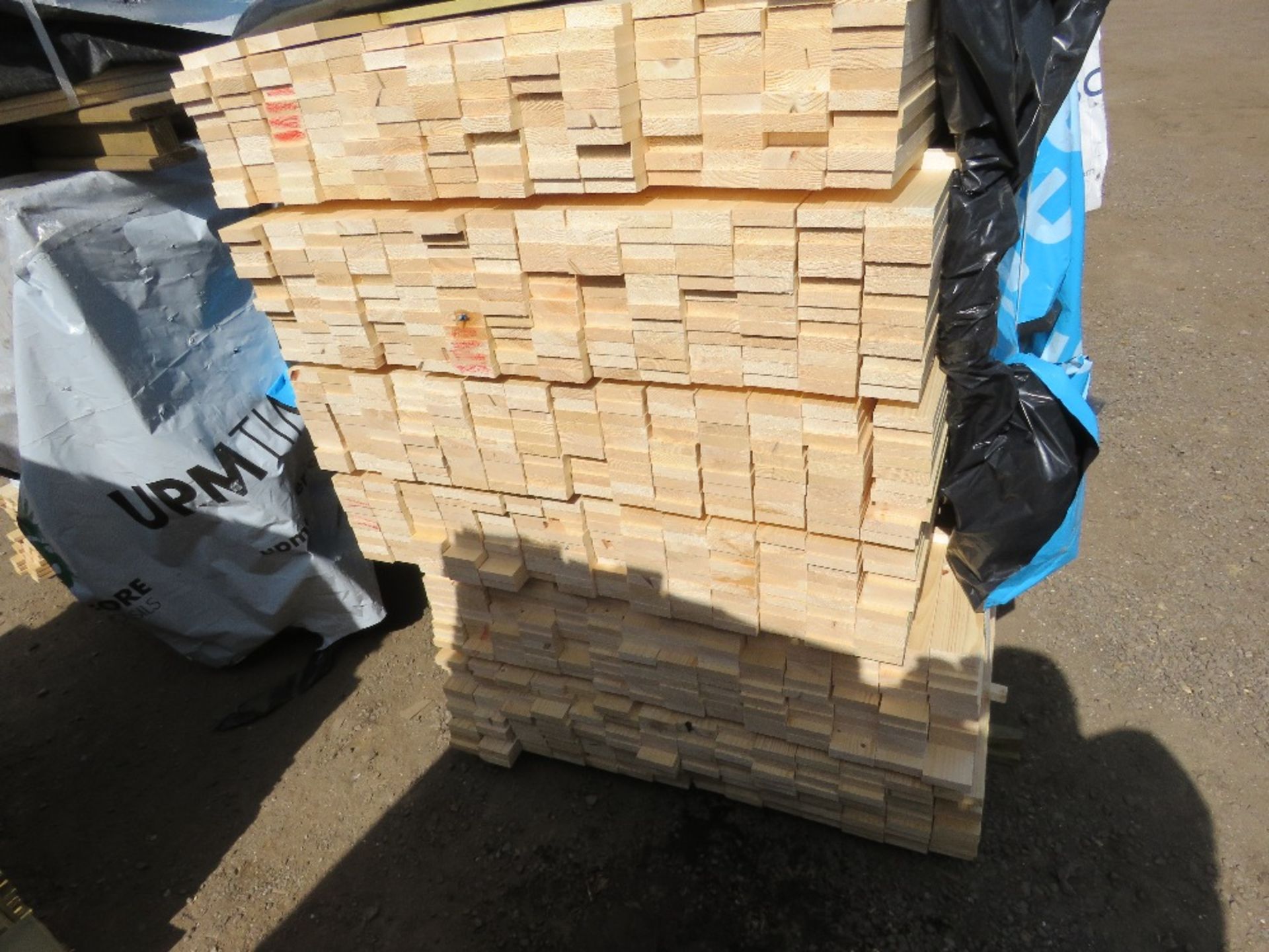 LARGE BUNDLE OF UNTREATED TIMBER SLATS / BOARDS: 1.8M LENGTH X 70MM X 20MM APPROX. - Image 4 of 5