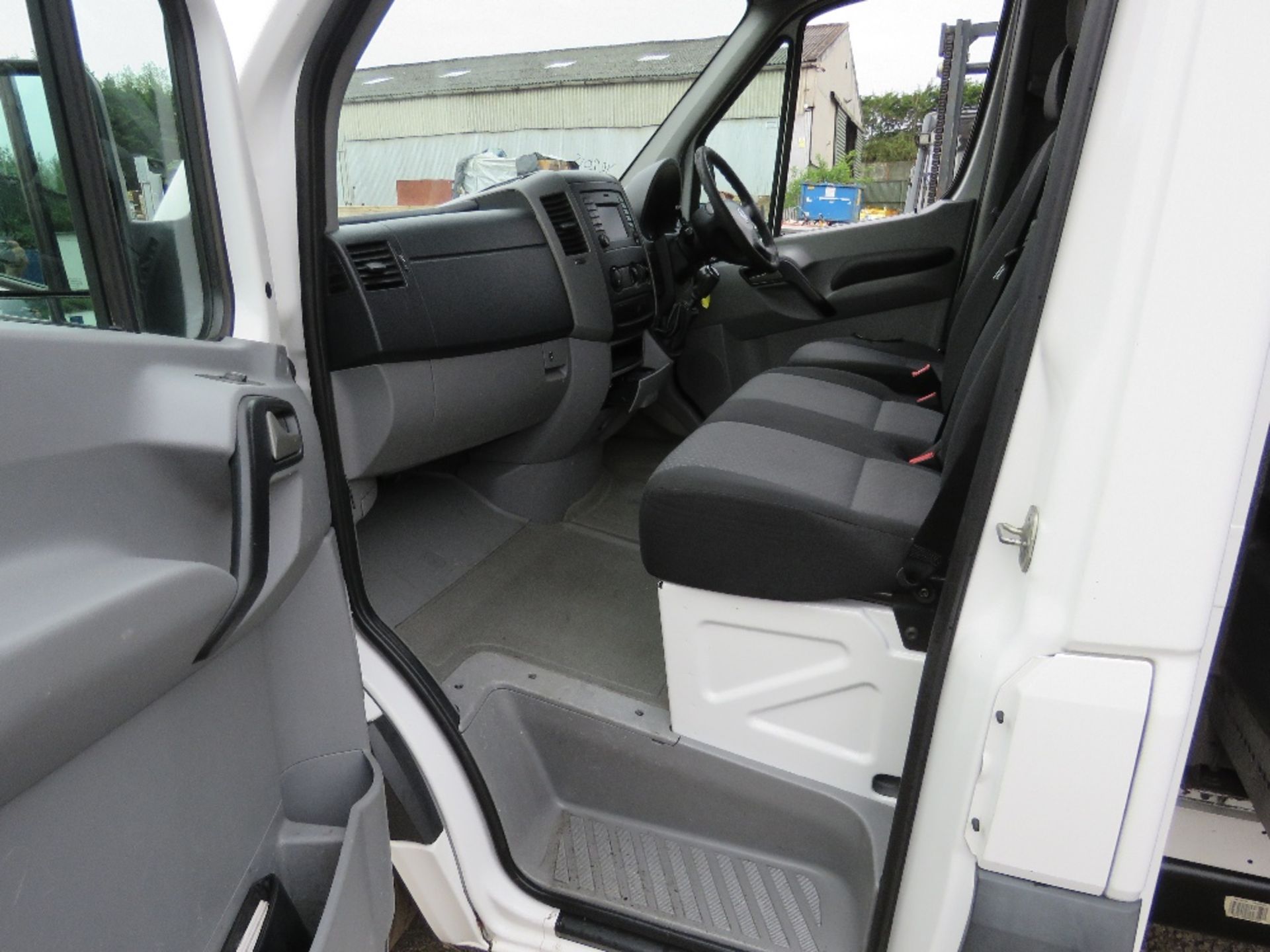 VOLKSWAGEN CRAFTER DROP SIDE TRUCK, YEAR 2015 REGISTERED, DIRECT FROM COMPANY LIQUIDATION. 13FT LENG - Image 4 of 13