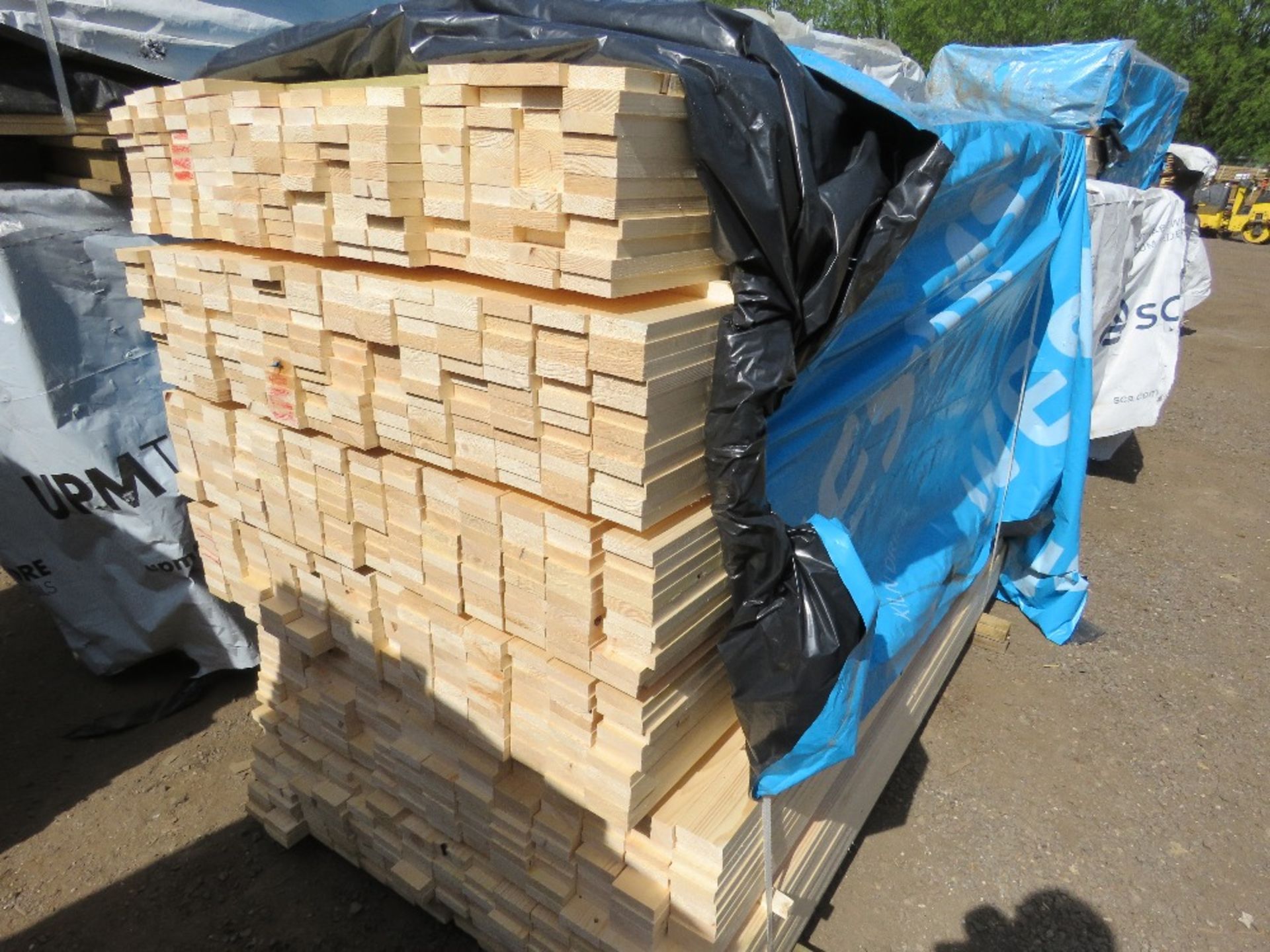 LARGE BUNDLE OF UNTREATED TIMBER SLATS / BOARDS: 1.8M LENGTH X 70MM X 20MM APPROX.