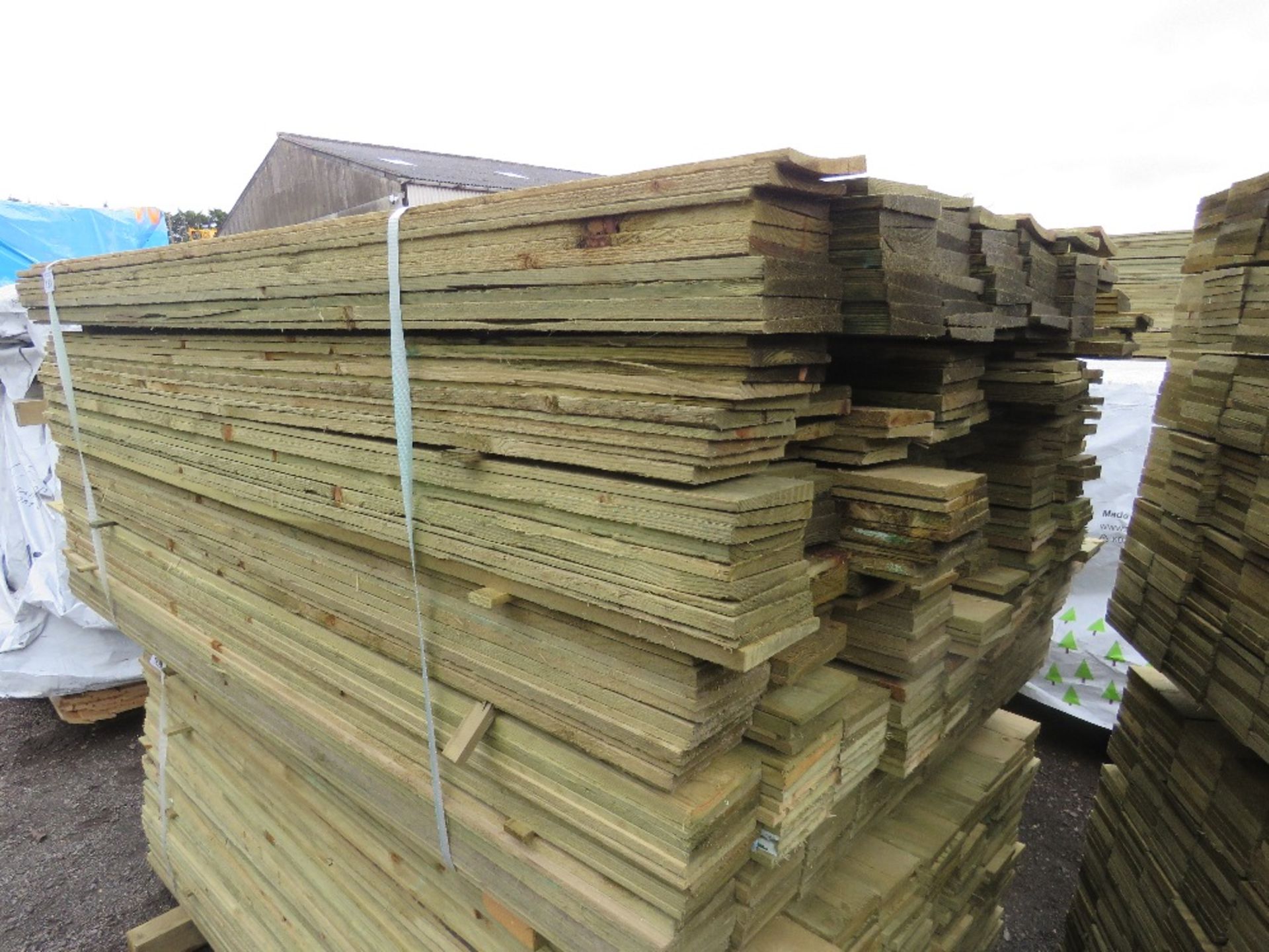 LARGE PACK OF TREATED FEATHER EDGE TIMBER CLADDING BOARDS, MIXED LENGTHS 1.7M -1.80M X 100MM WIDTH A - Image 3 of 4