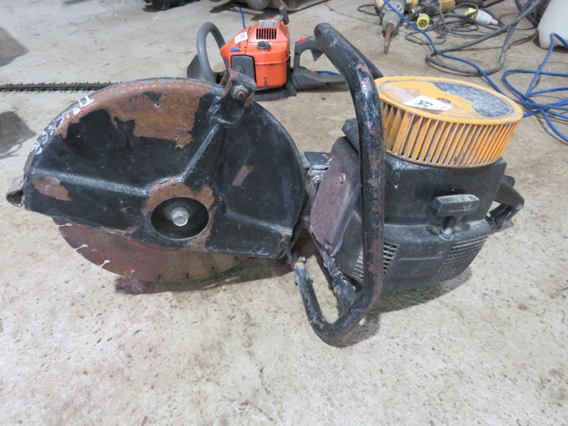 PARTNER PETROL CUT OFF SAW WITH A BLADE. THIS LOT IS SOLD UNDER THE AUCTIONEERS MARGIN SCHEME, TH
