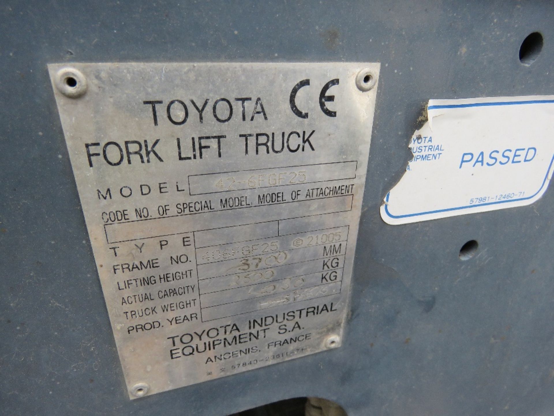 TOYOTA 25 GAS FORKLIFT TRUCK WITH SIDE SHIFT. 8994 REC HOURS. SN:406FGF25@21005 WHEN TESTED WAS SEE - Image 7 of 11