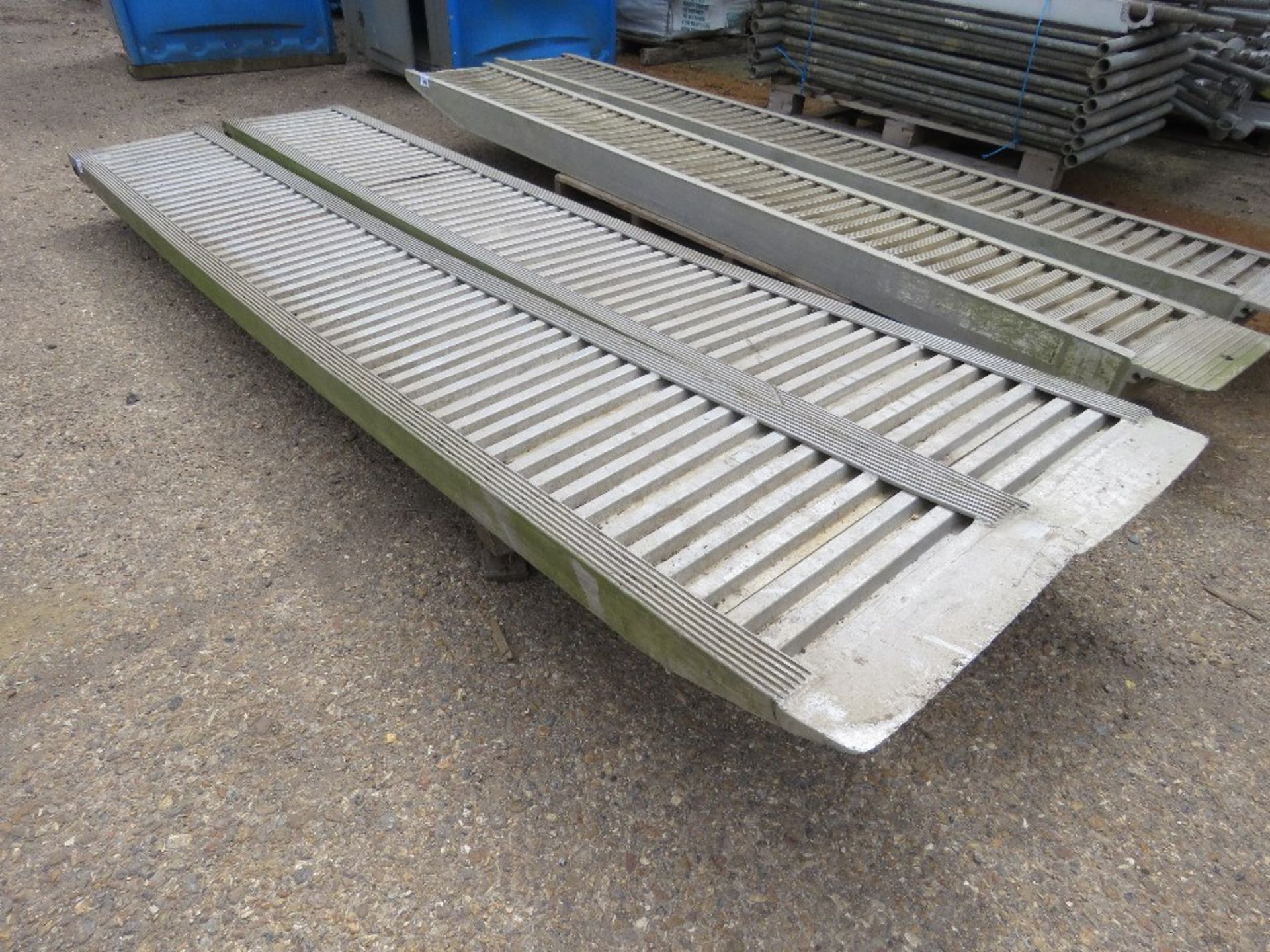 LARGE PAIR OF ALUMINIUM LOADING RAMPS 10FT LENGTH APPROX X 18" WIDTH APPROX. - Image 3 of 5
