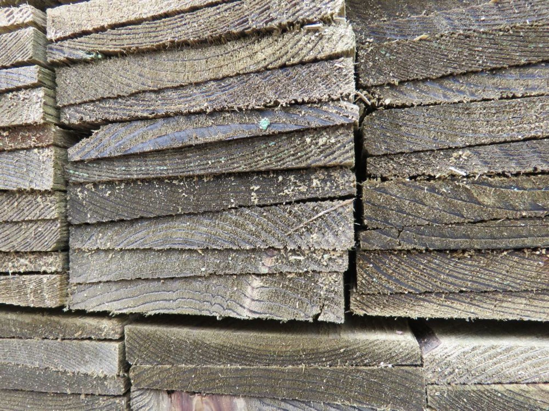 LARGE PACK OF PRESSURE TREATED FEATHER EDGE FENCE CLADDING TIMBER BOARDS: 1.65M LENGTH X 100MM WIDTH - Image 3 of 3