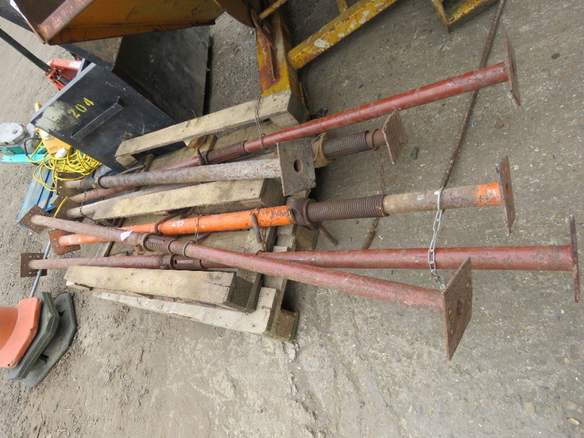 6NO ACROW TYPE SUPPORT PROPS. SOURCED FROM DEPOT CLOSURE.