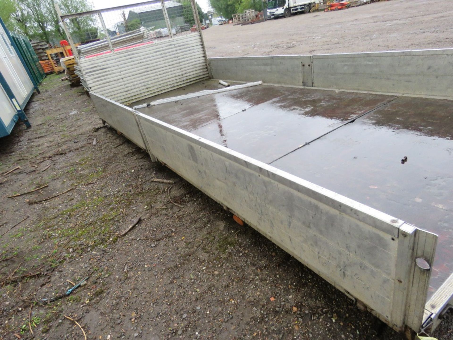 ALUMINIUM DROP SIDE LORRY BODY, 4.95M LENGTH X 2.11M WIDTH APPROX, NO TAILBOARD. THIS LOT IS SOL - Image 5 of 5