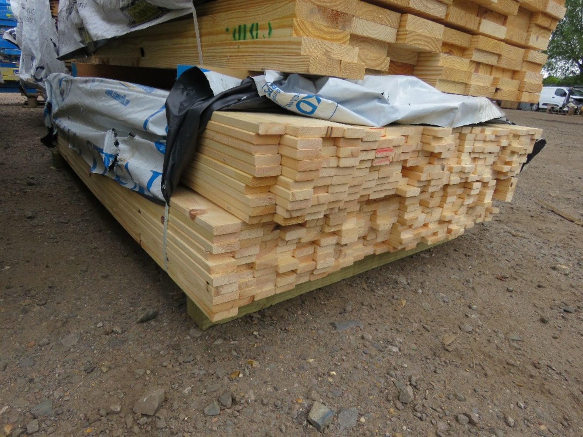 PACK OF UNTREATED VENETIAN PALE FENCE CLADDING/TRELLIS SLATS 1.8M LENGTH X 45MM X 17MM WIDTH APPROX. - Image 2 of 3