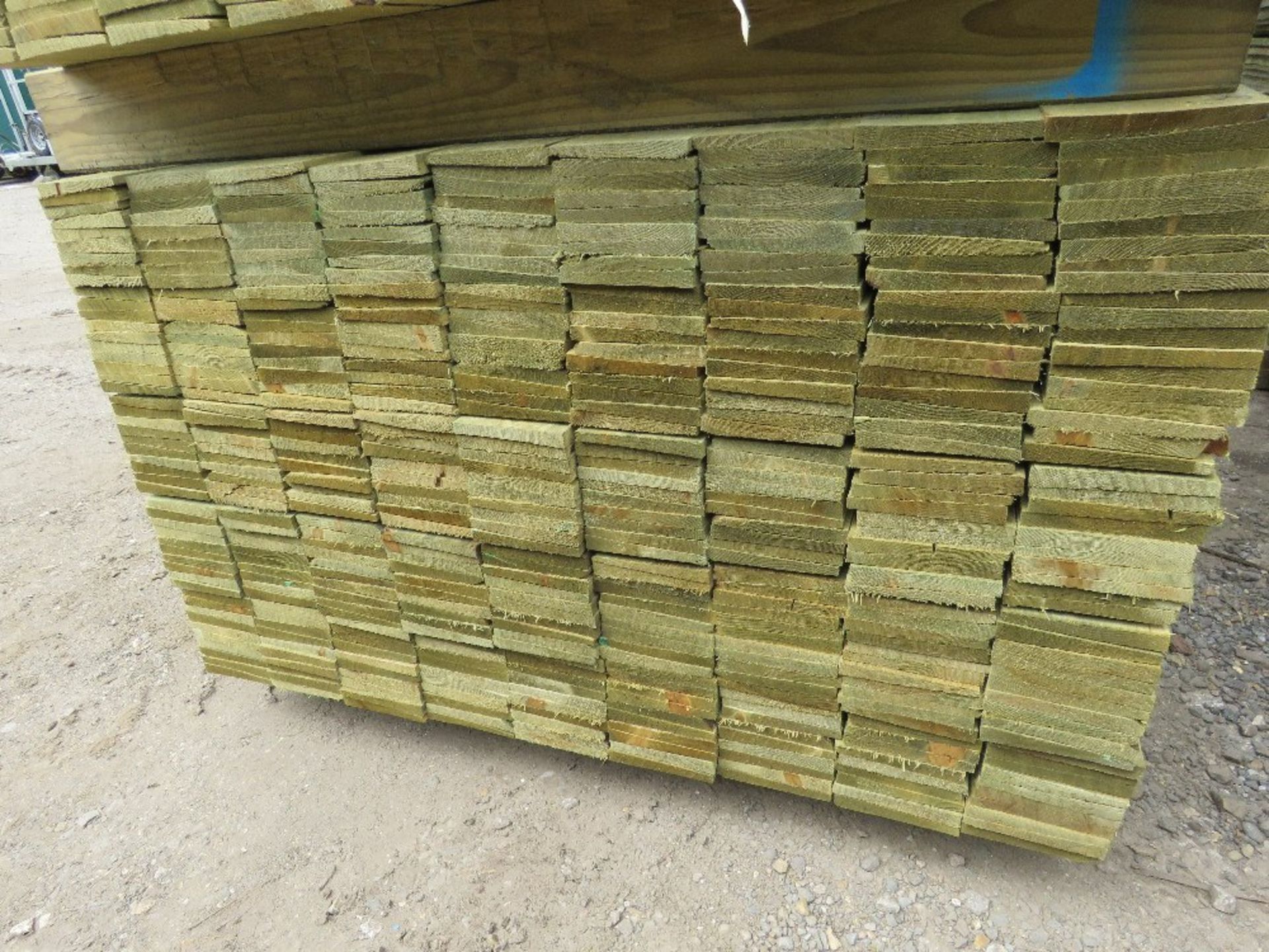 LARGE PACK OF PRESSURE TREATED FEATHER EDGE FENCE CLADDING TIMBER BOARDS: 1.80M LENGTH X 100MM WIDTH - Image 2 of 3