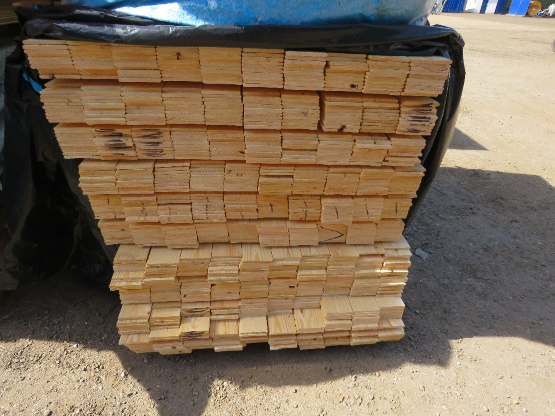 EXTRA LARGE PACK OF HIT AND MISS FENCE CLADDING BOARDS: 1.75M LENGTH X 100MM WIDTH APPROX. - Image 2 of 3