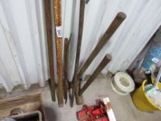 5NO STEEL PRY BARS PLUS 2NO SLEDGE HAMMERS. THIS LOT IS SOLD UNDER THE AUCTIONEERS MARGIN SCHEME,
