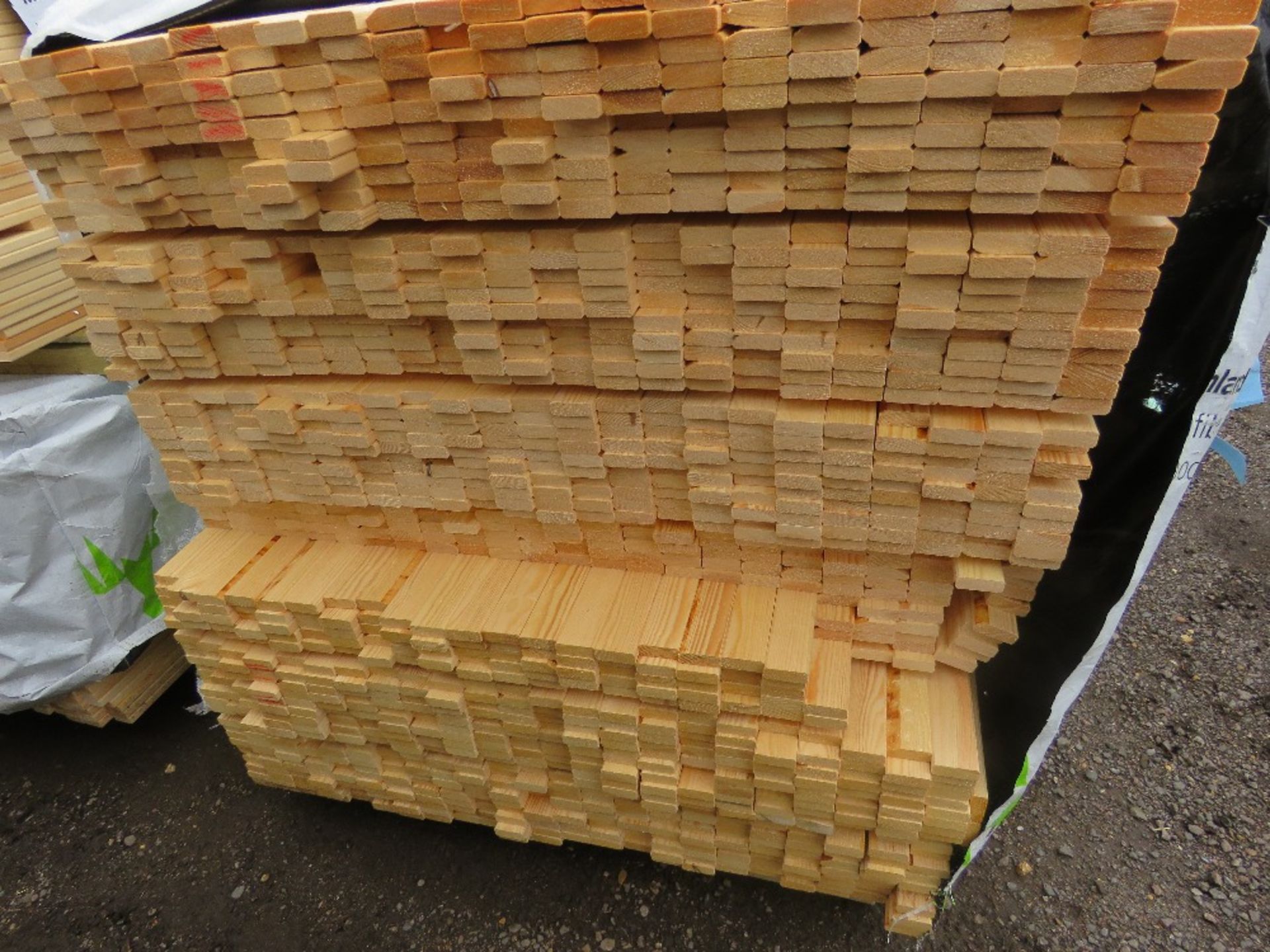 EXTRA LARGE PACK OF UNTREATED VENETIAN FENCE / TRELLIS TIMBER SLATS 1.42M LENGTH X 45MM X 17MM APPRO - Image 2 of 4